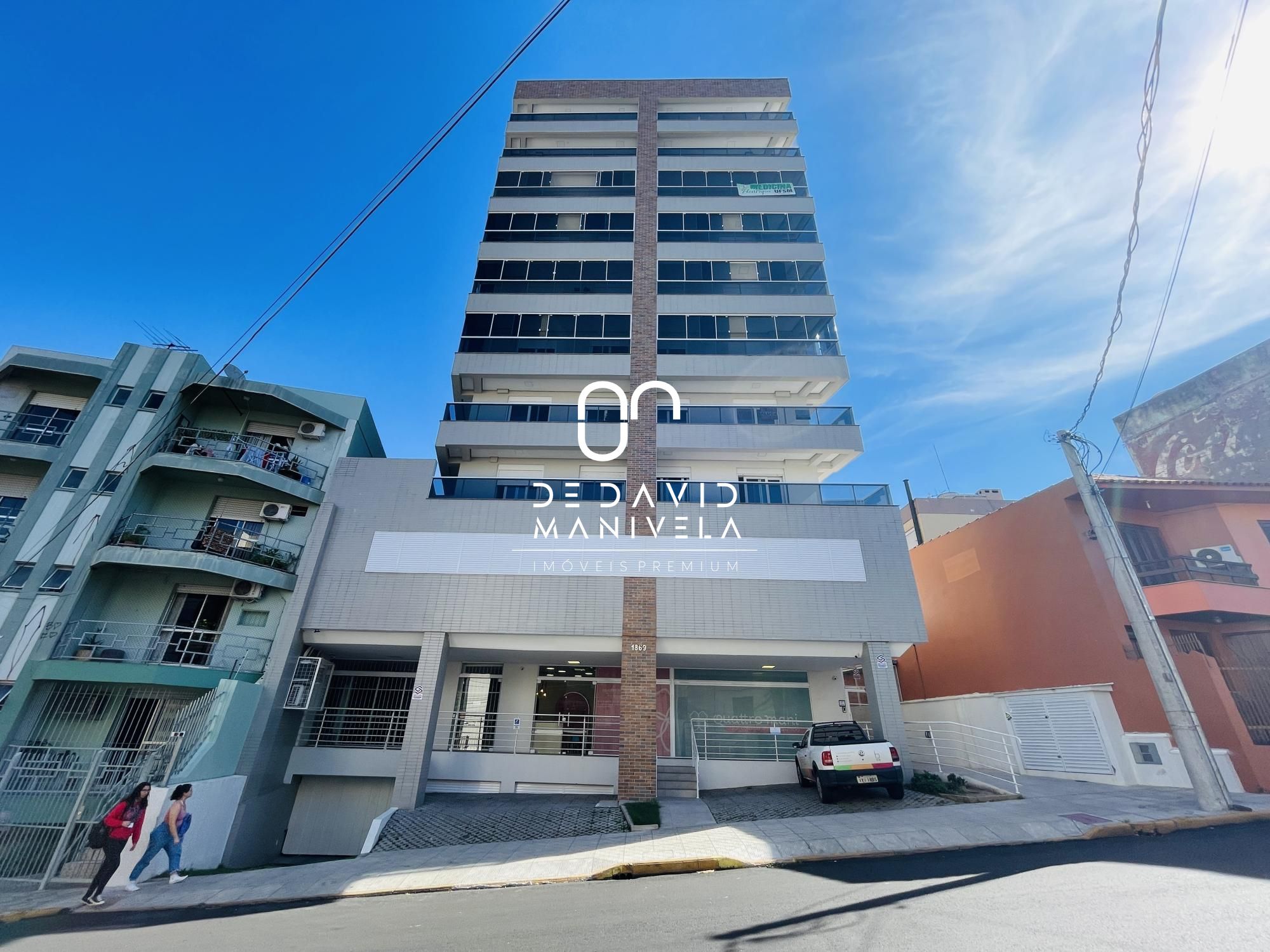 Apartamento 03 dormitórios com suíte, sacada e churrasqueira no bairro Fátima.