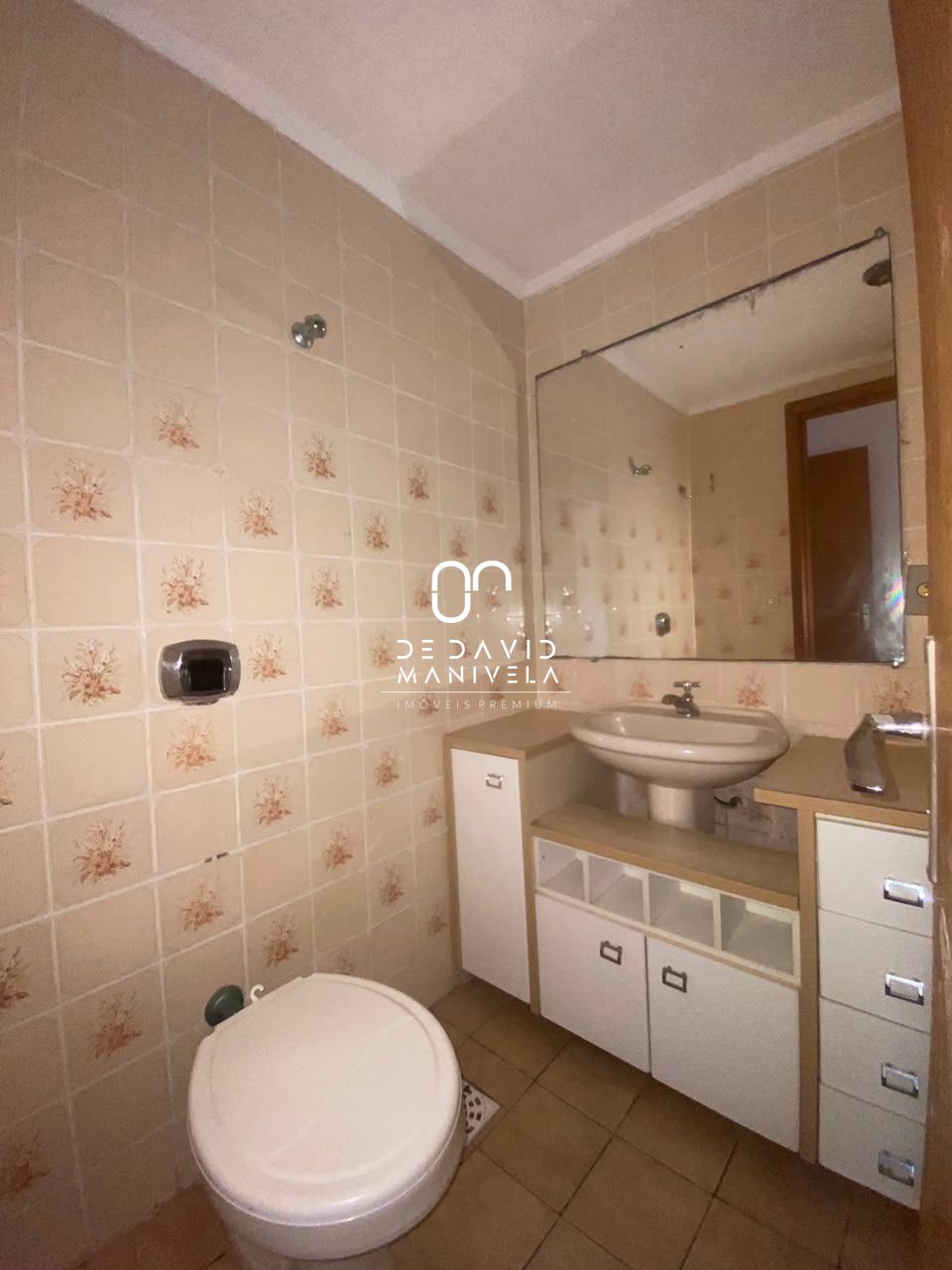 Apartamento semimobiliado com 2 dormitórios
