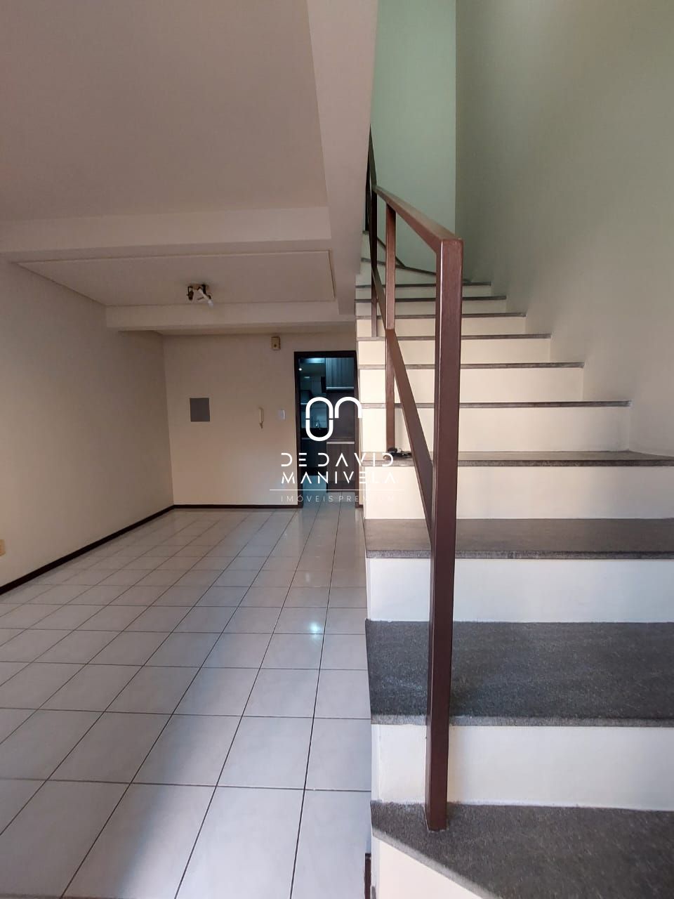 Sobrado dois quartos com móveis planejados.