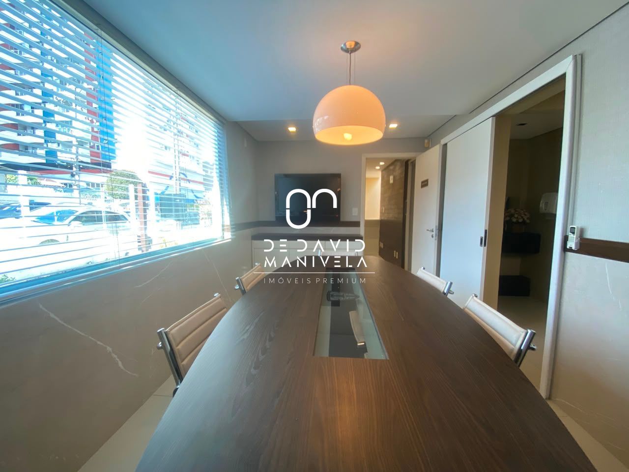 Casa comercial desocupada, semimobiliada, com 7 salas.