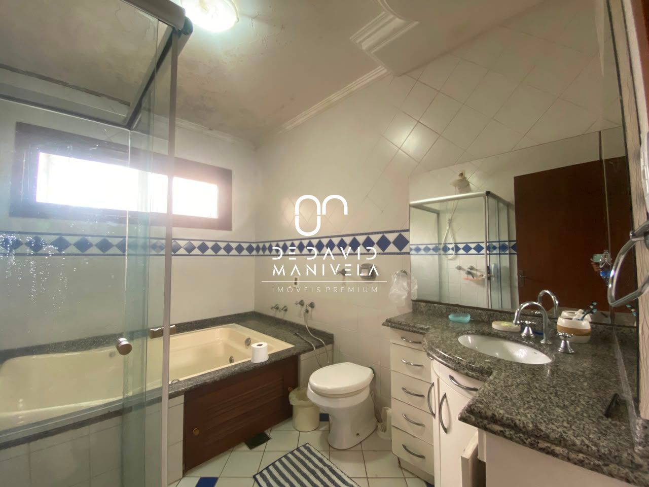 Casa com 4 dormitórios, 2 suítes, 2 vagas de garagem