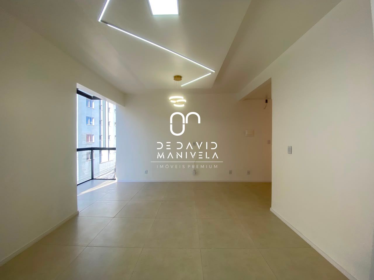 Apartamento semimobiliado com 2 dormitórios localizado no ba