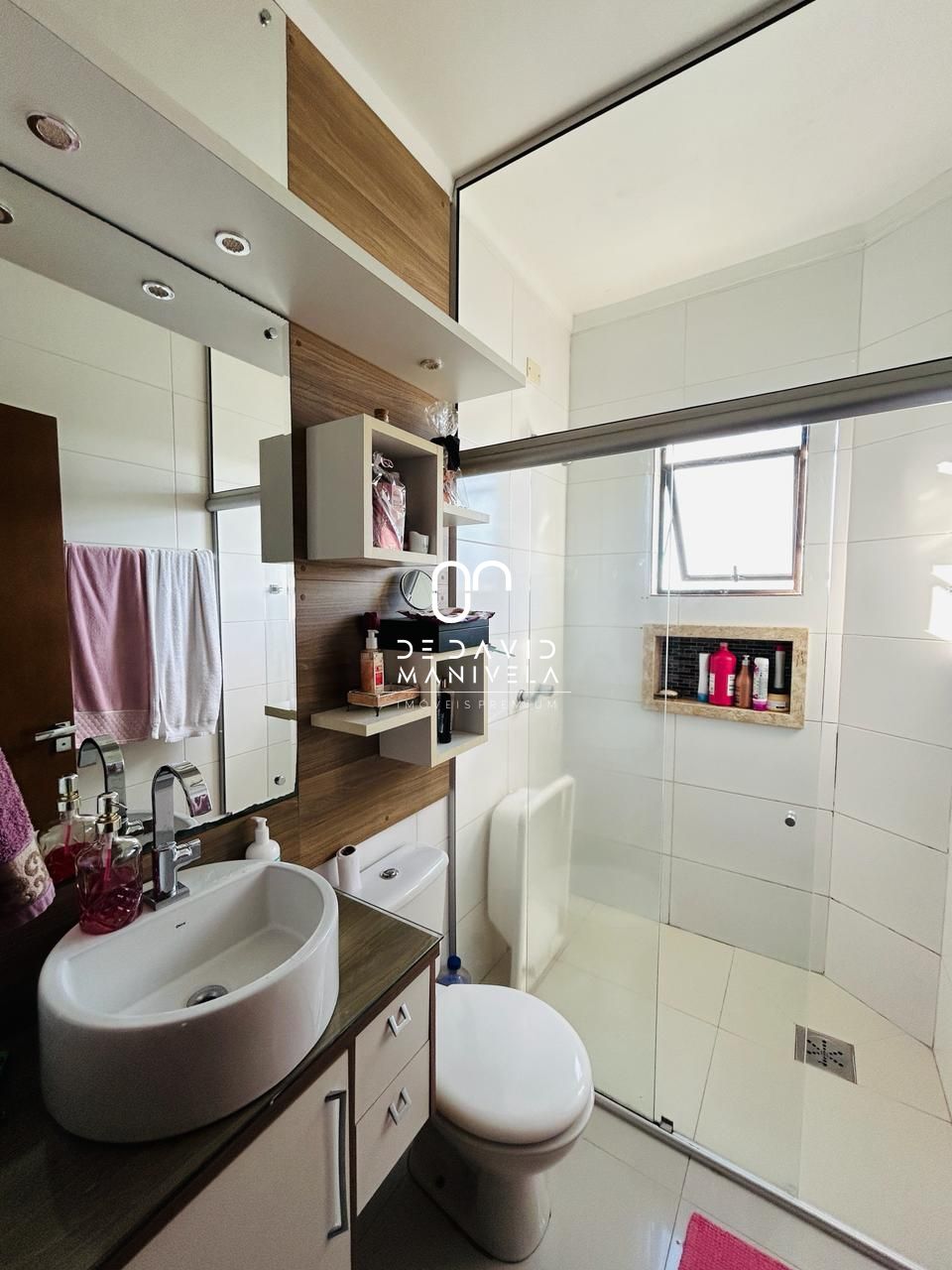 Apartamento semimobiliado 03 dormitórios (sendo 01 suíte) co