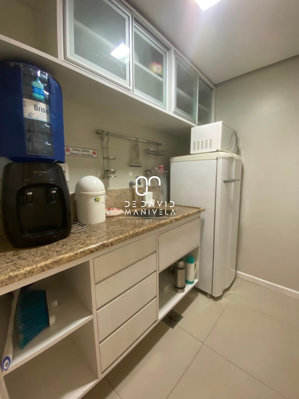 Casa comercial desocupada, semimobiliada, com 7 salas.