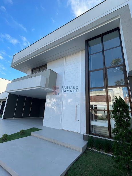 Casa à venda com 3 quartos, 291m² - Foto 1