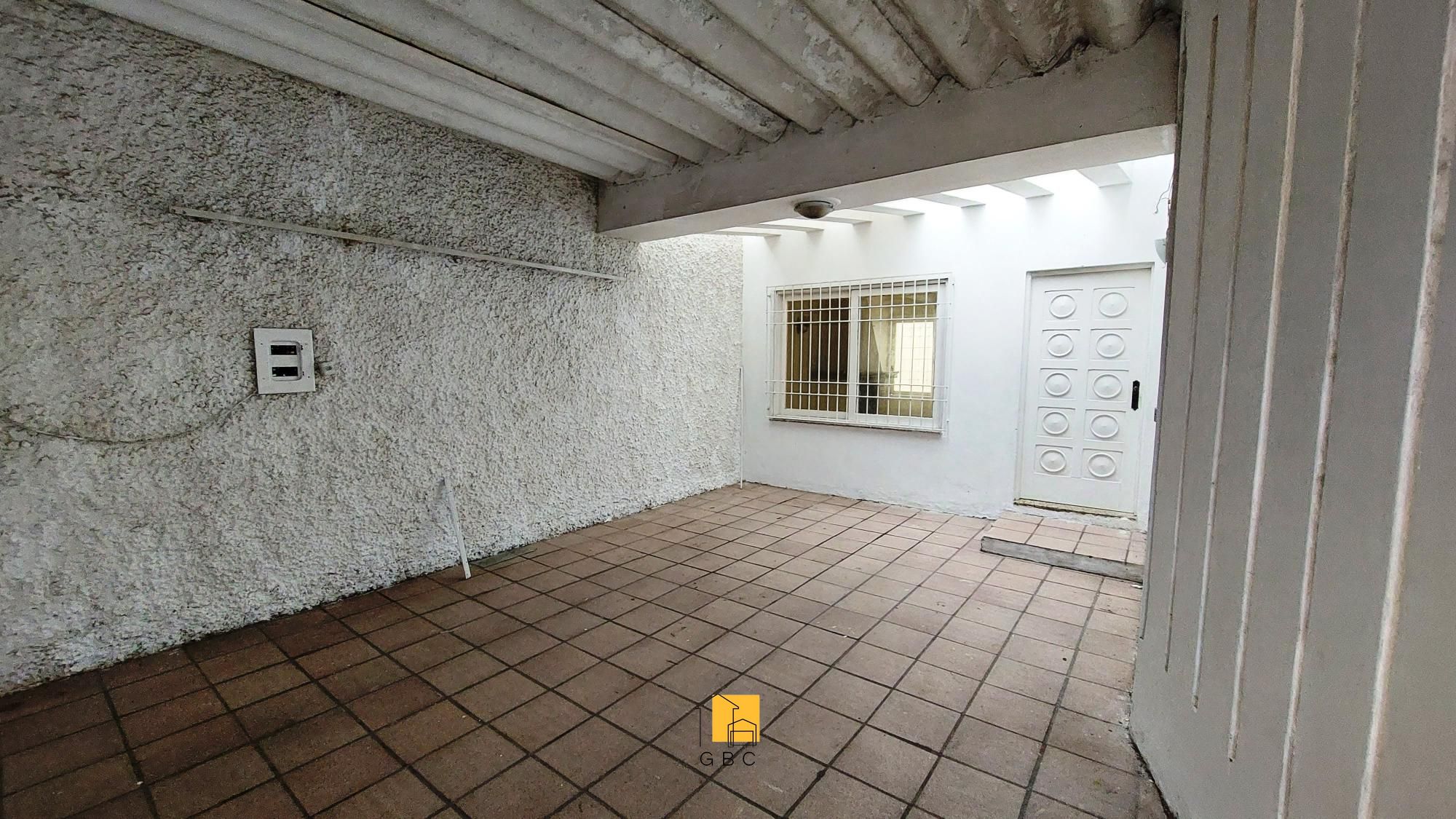 Casa à venda com 4 quartos, 220m² - Foto 2