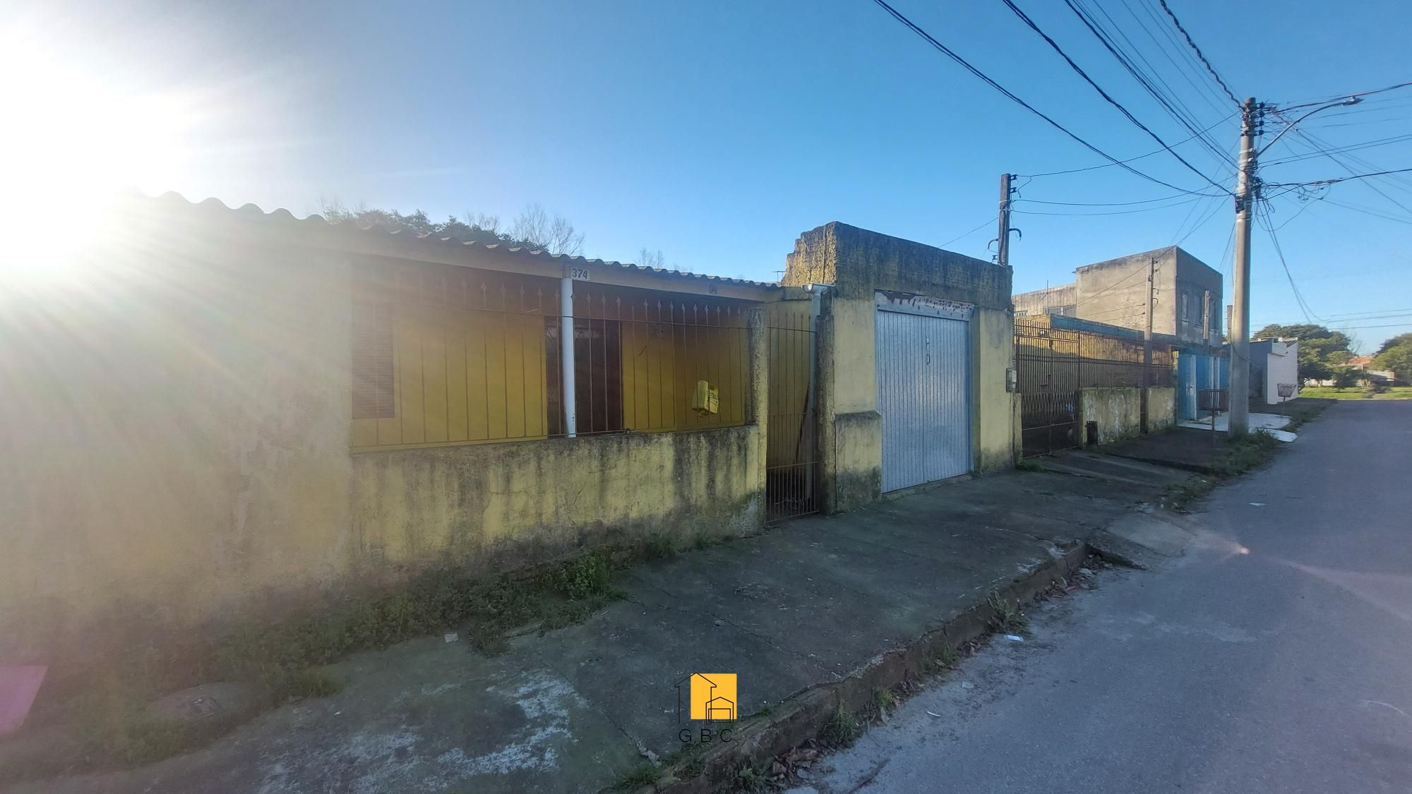 Casa à venda com 2 quartos, 100m² - Foto 1