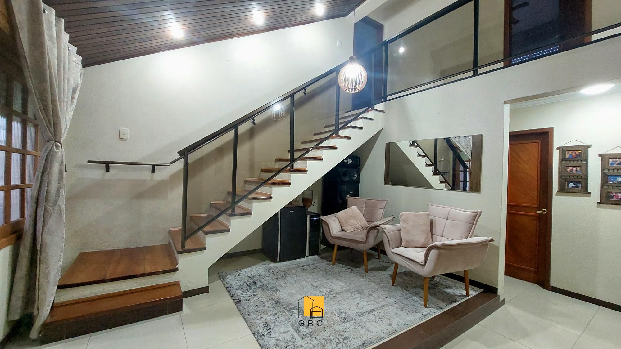 Casa à venda com 4 quartos, 157m² - Foto 1