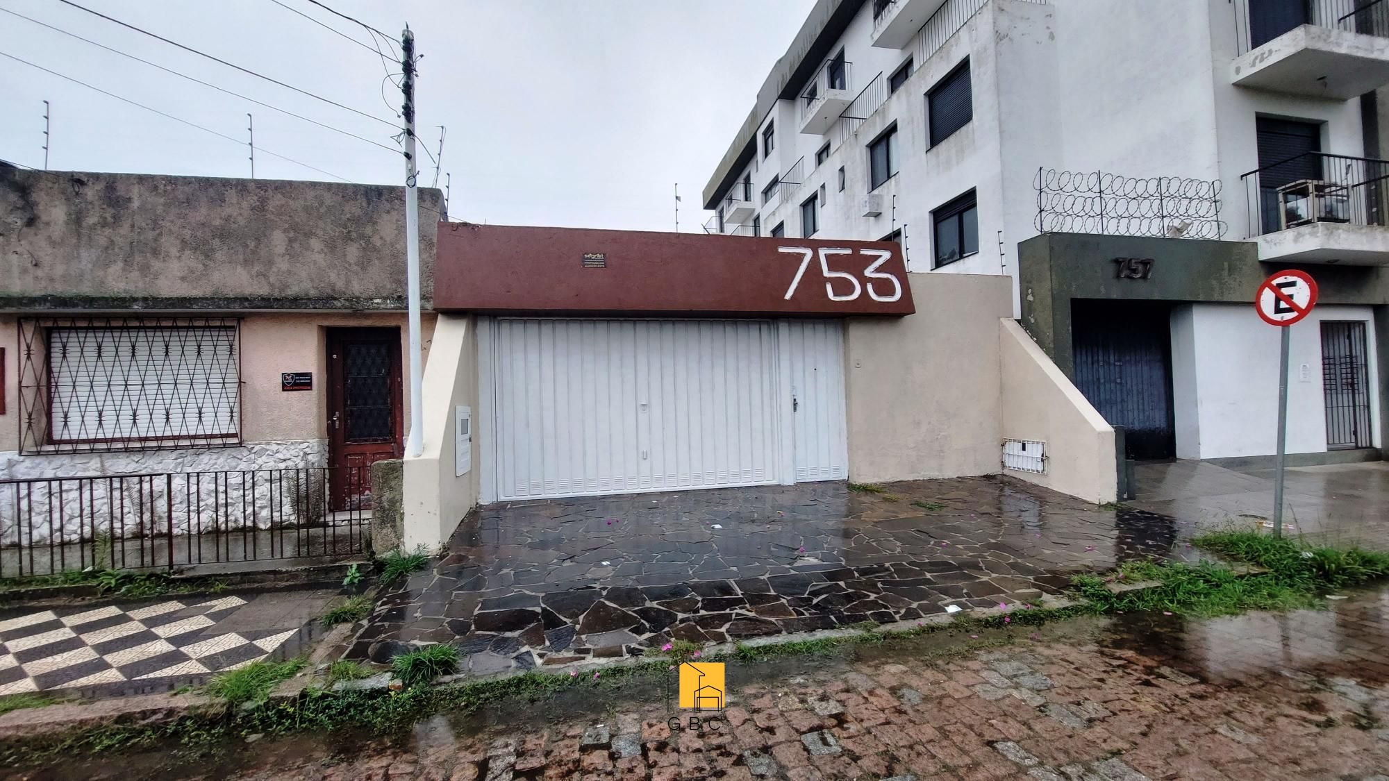 Casa à venda com 4 quartos, 220m² - Foto 1