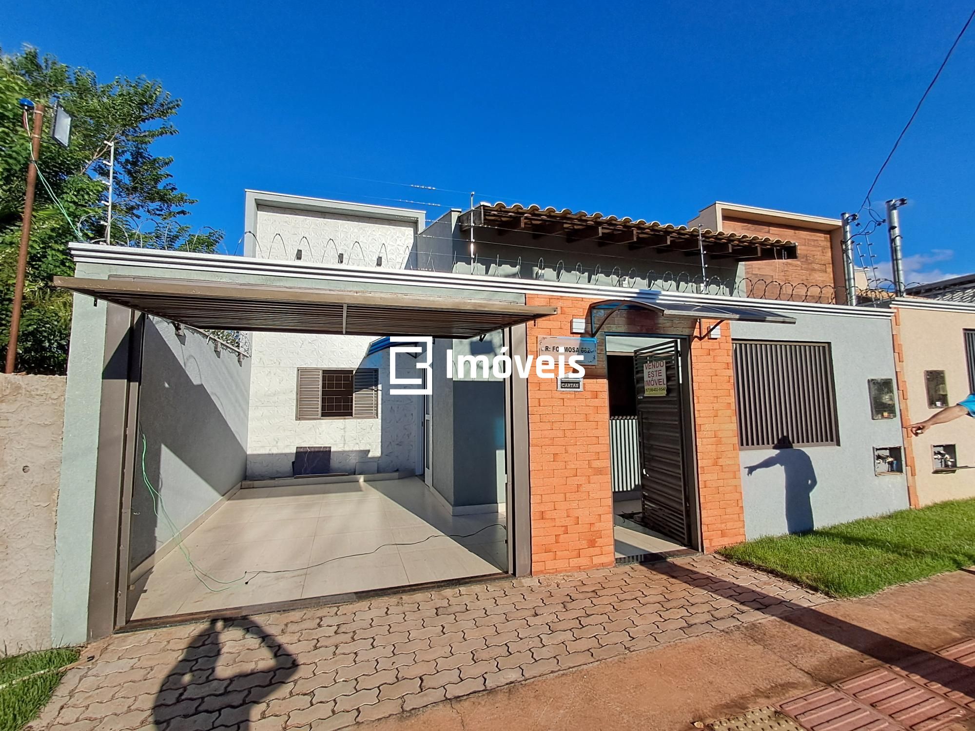 Casa à venda com 3 quartos, 75m² - Foto 1