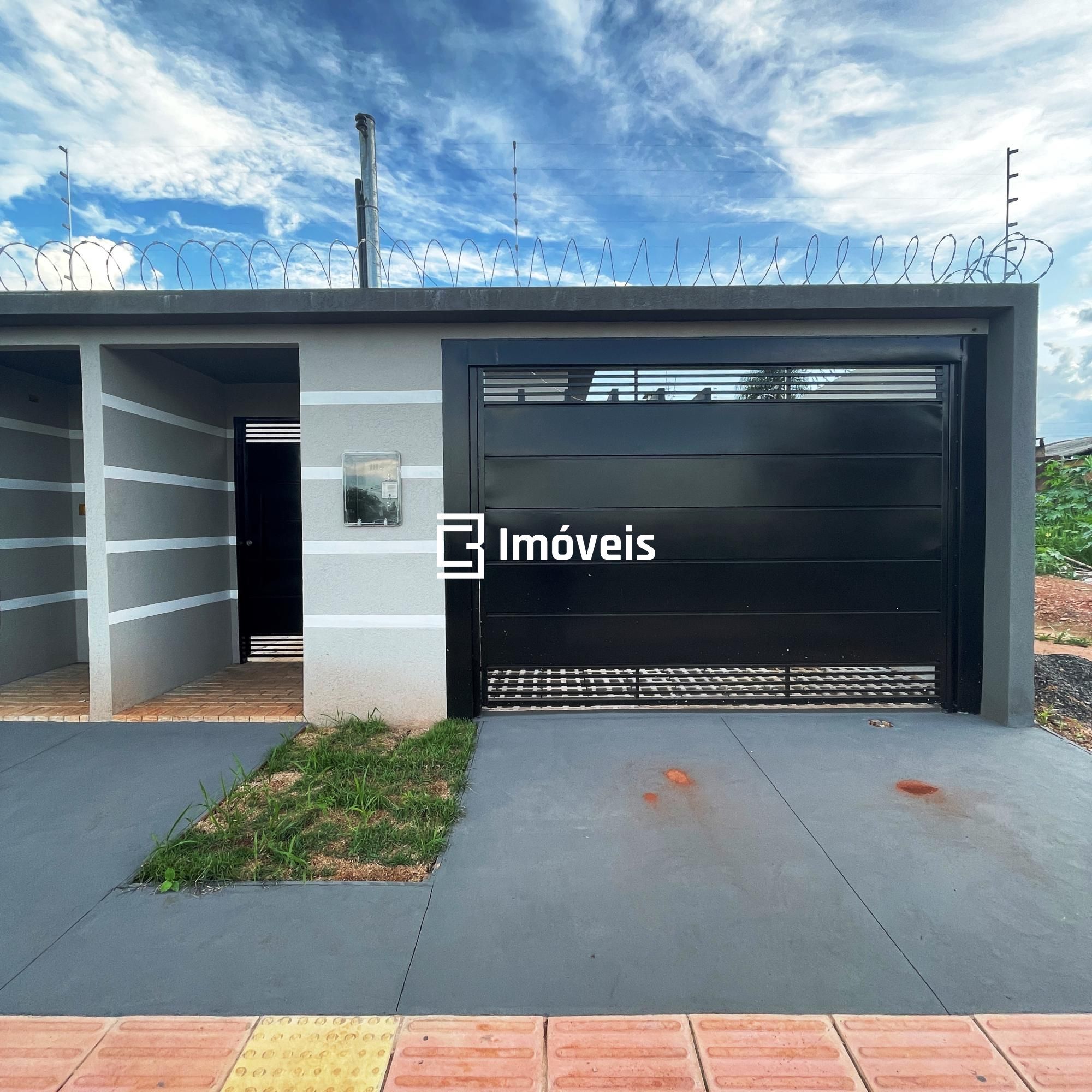 Casa à venda com 3 quartos, 90m² - Foto 1
