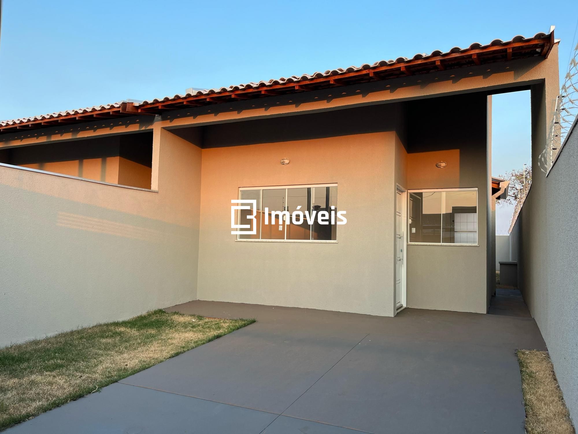 Casa à venda com 3 quartos, 90m² - Foto 1