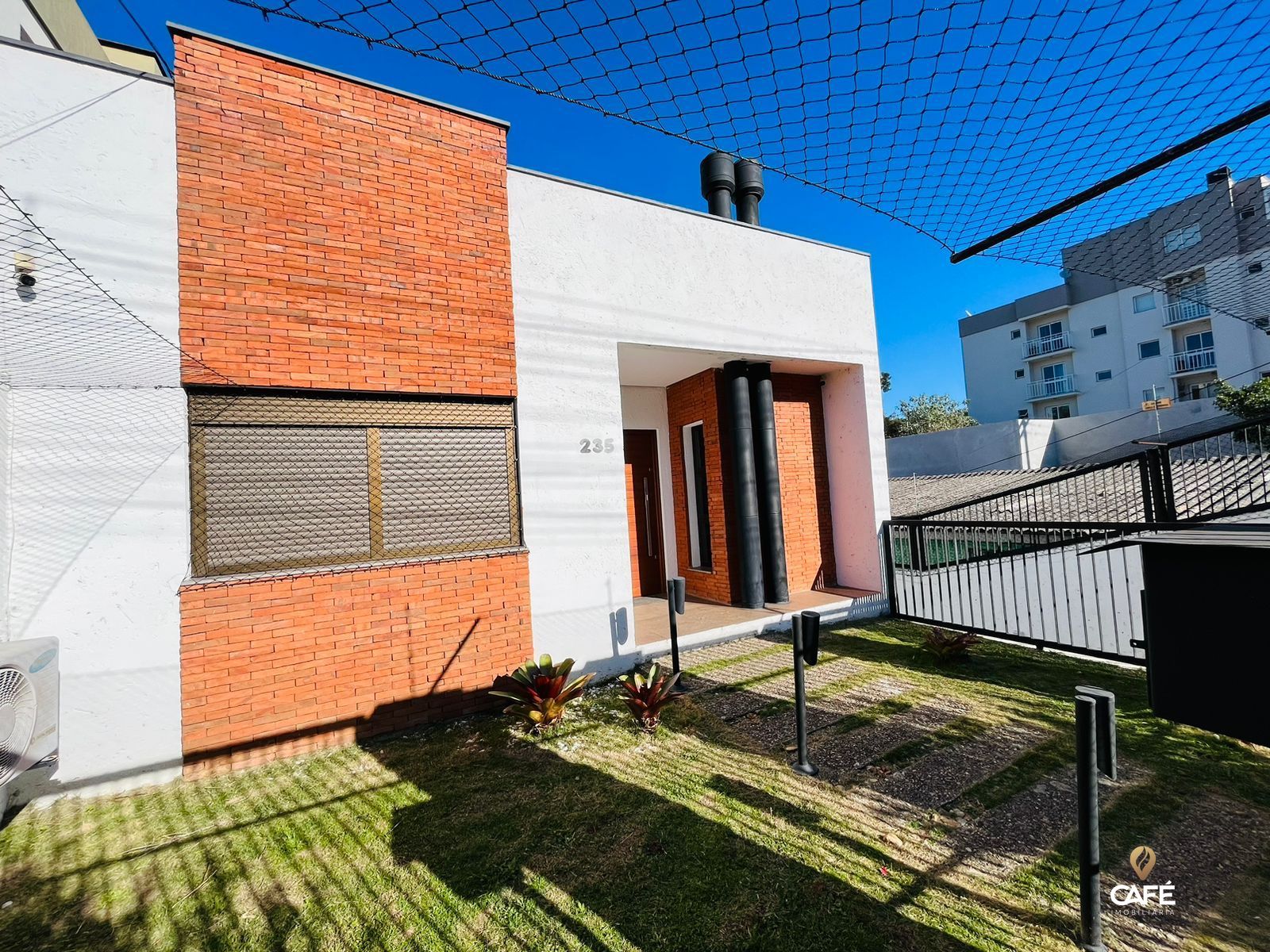 Casa à venda com 3 quartos, 216m² - Foto 1