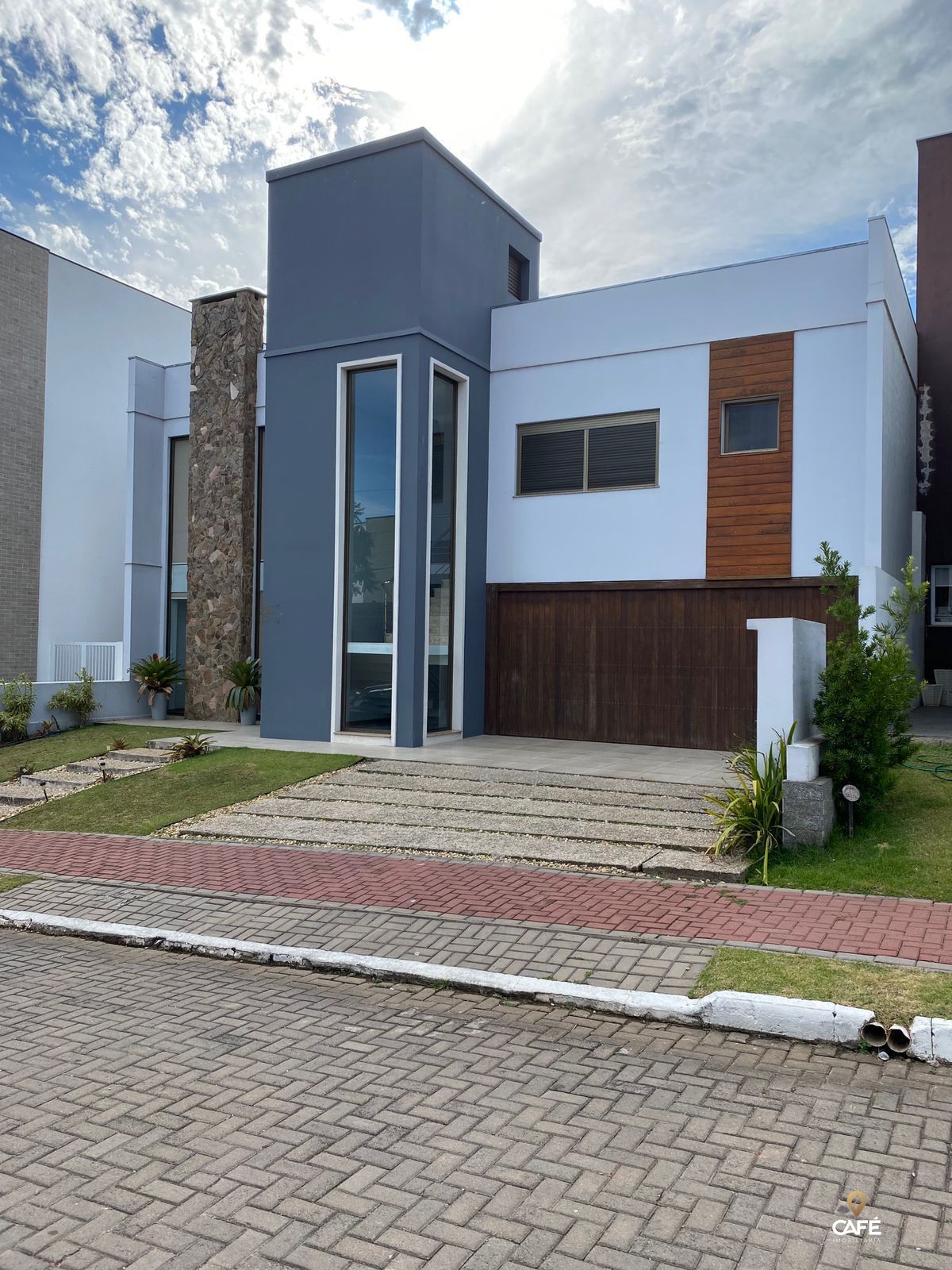 Casa à venda com 3 quartos, 247m² - Foto 1