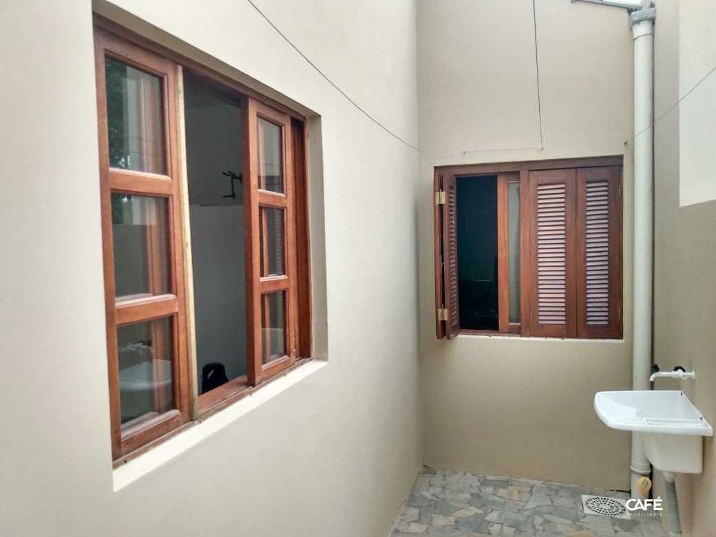 Casa à venda com 2 quartos, 70m² - Foto 2