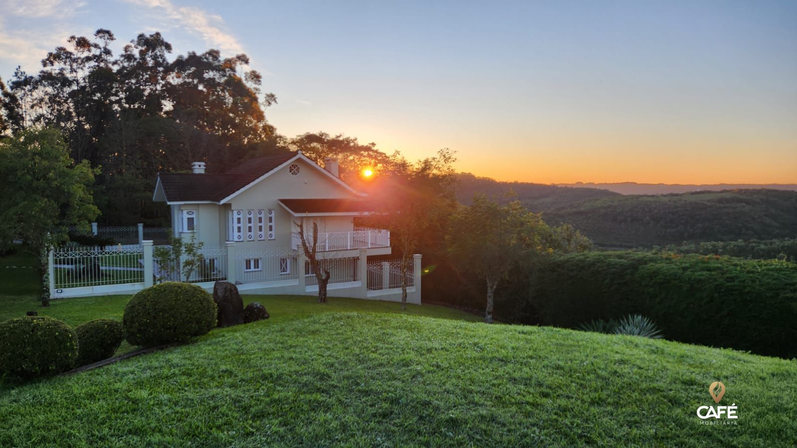 Casa à venda com 3 quartos, 250m² - Foto 1