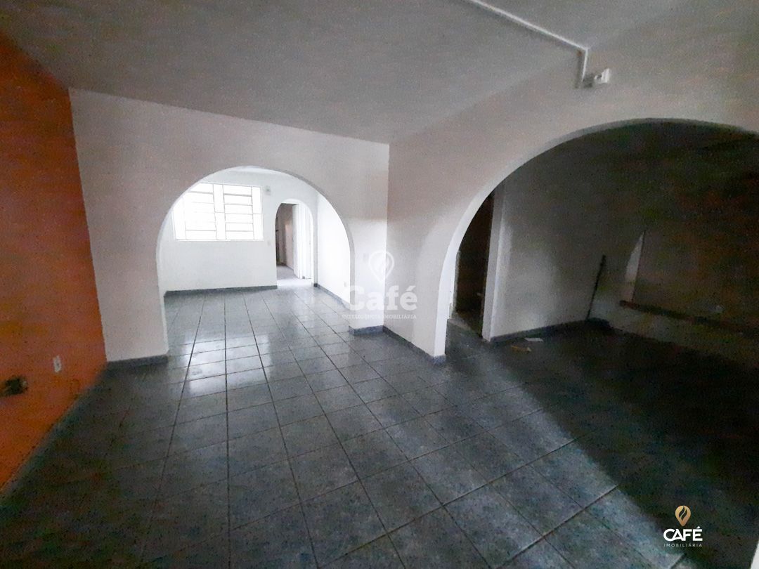 Casa à venda com 4 quartos, 244m² - Foto 2