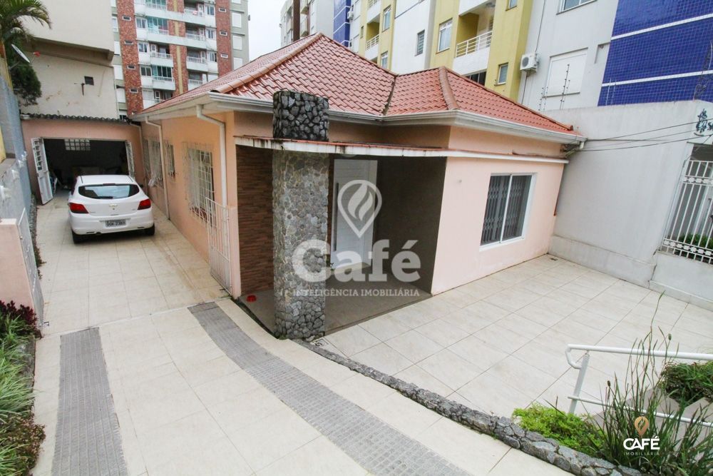 Casa à venda com 3 quartos, 196m² - Foto 1