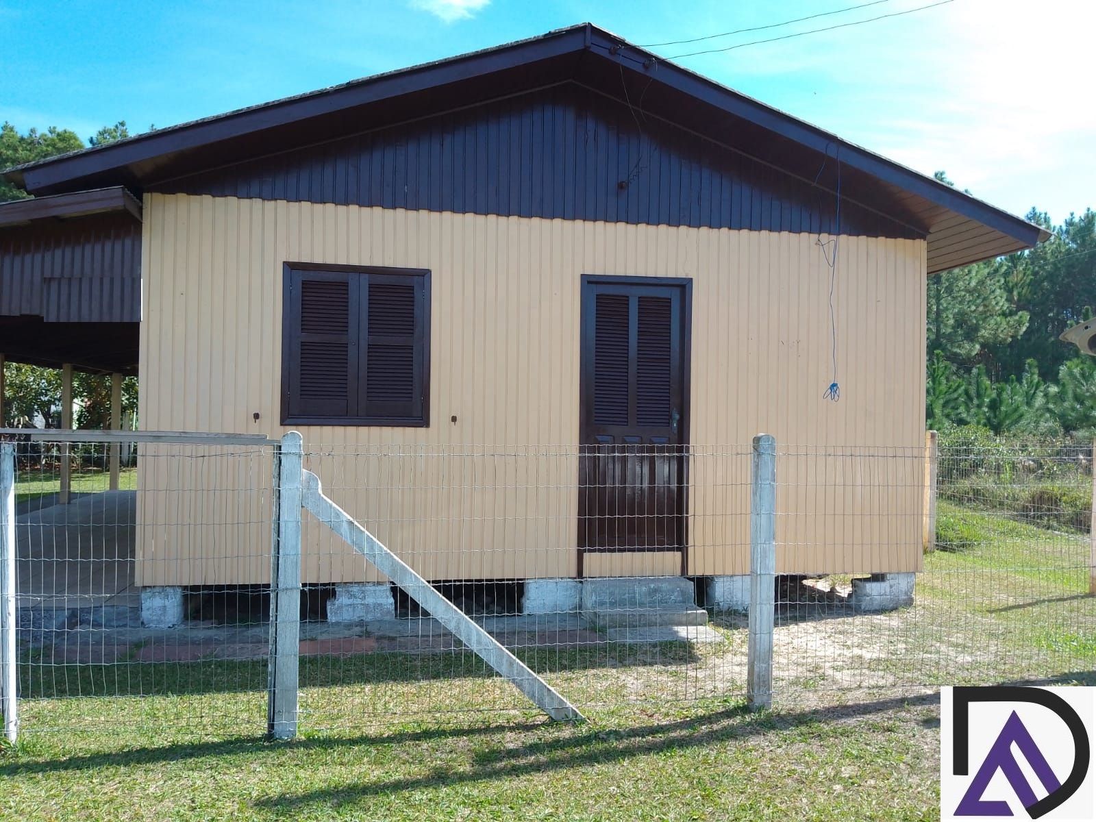 Casa à venda com 3 quartos, 100m² - Foto 1