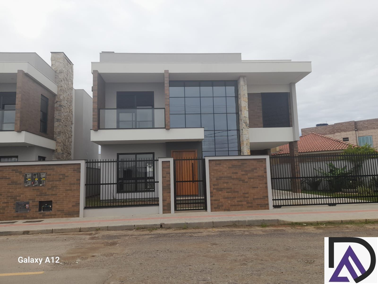 Casa à venda com 3 quartos, 185m² - Foto 1