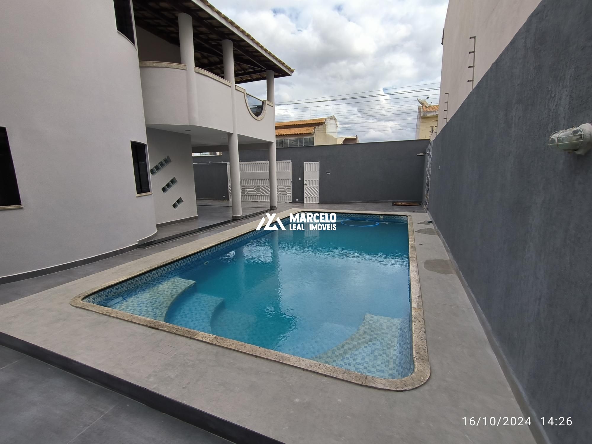 Casa à venda com 4 quartos, 279m² - Foto 1