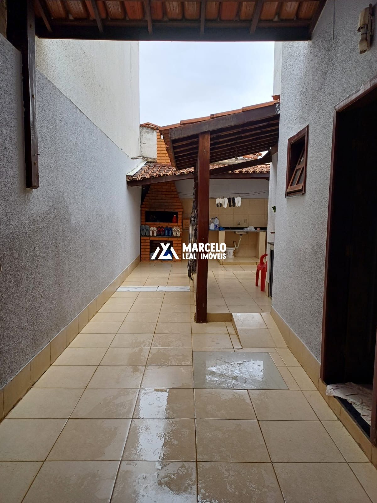 Casa à venda com 5 quartos, 180m² - Foto 2