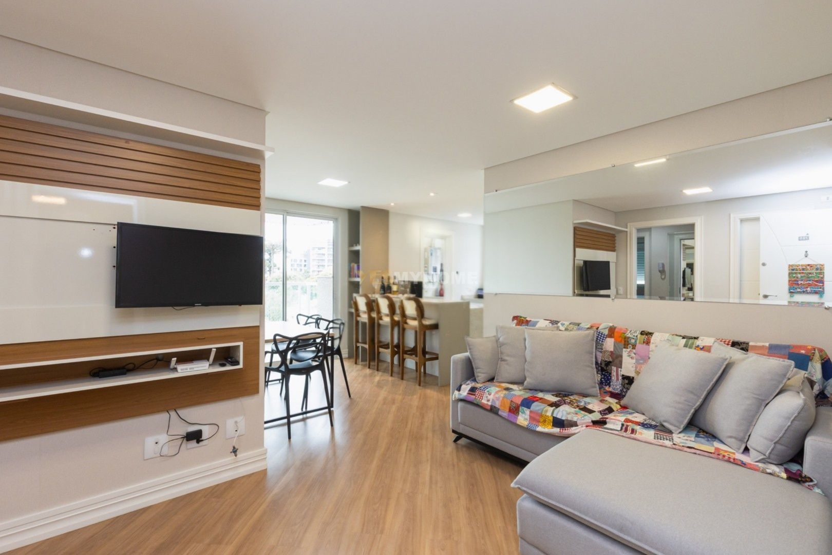 Apartamento com 2 Dormitórios à venda, 77 m² por R$ 870.000,00 Apartamento com 2 Dormitórios à venda, 77 m² por R$ 870.000,00