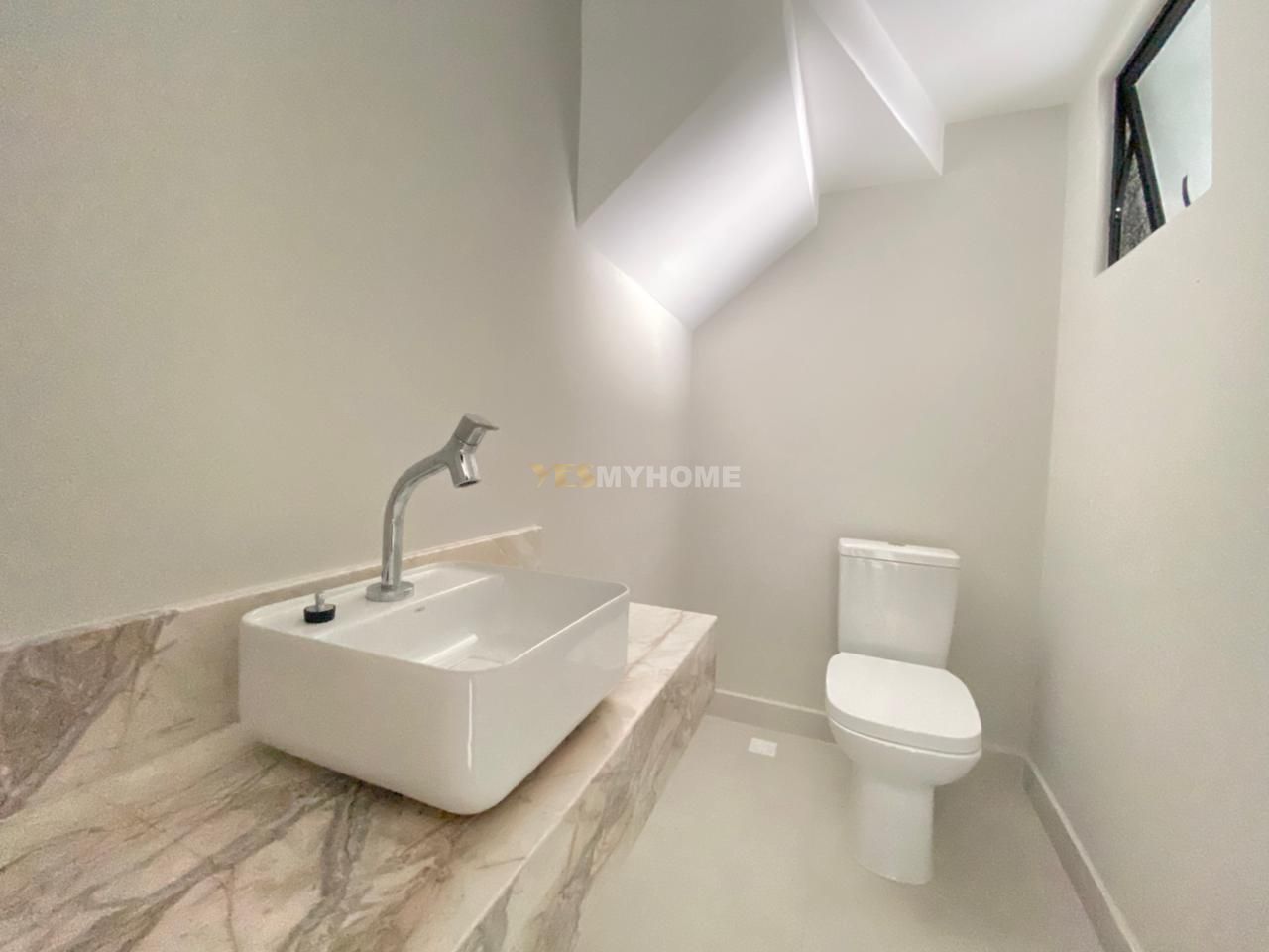 Sobrado com 3 Dormitórios à venda, 180 m² por R$ 1.050.000,00 Sobrado com 3 Dormitórios à venda, 180 m² por R$ 1.050.000,00