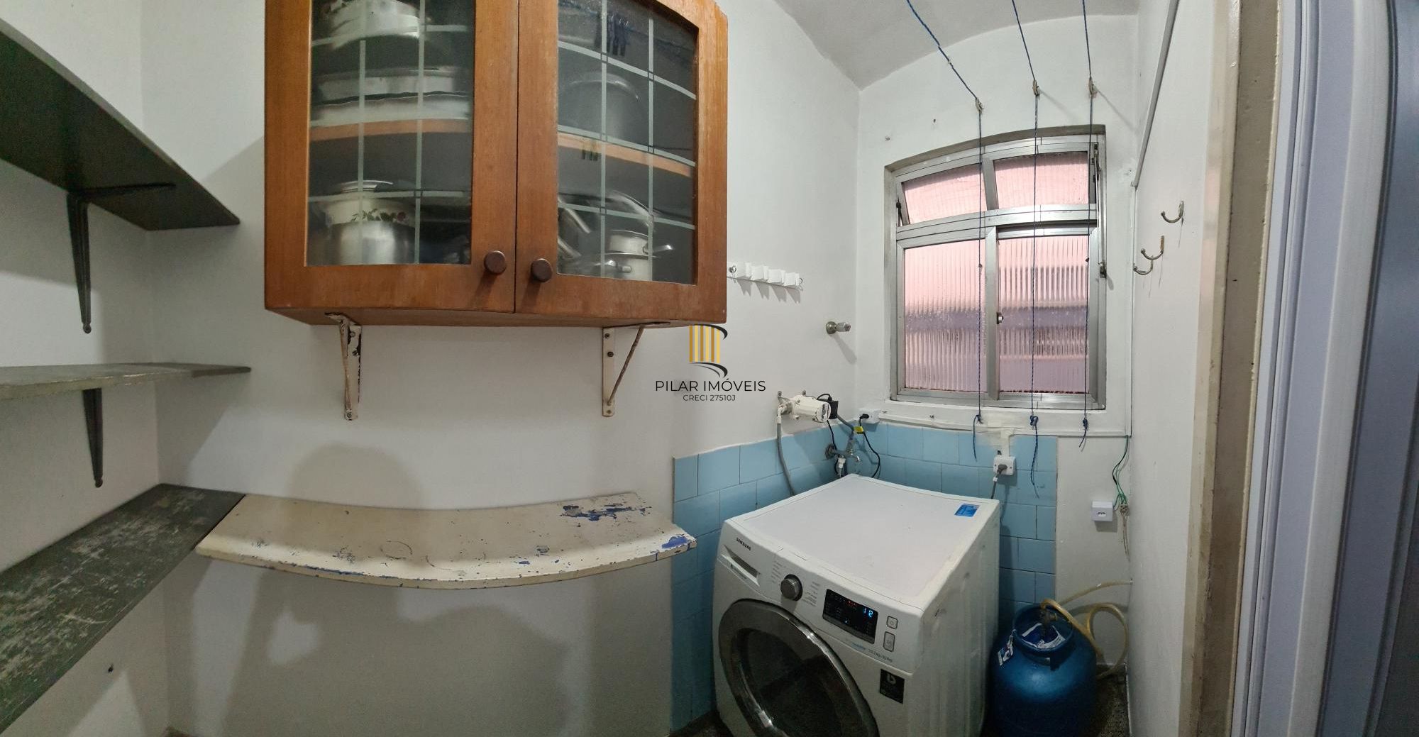 Apartamento de 2 dormitorios e vaga de garagem rotativa em Porto Alegre.