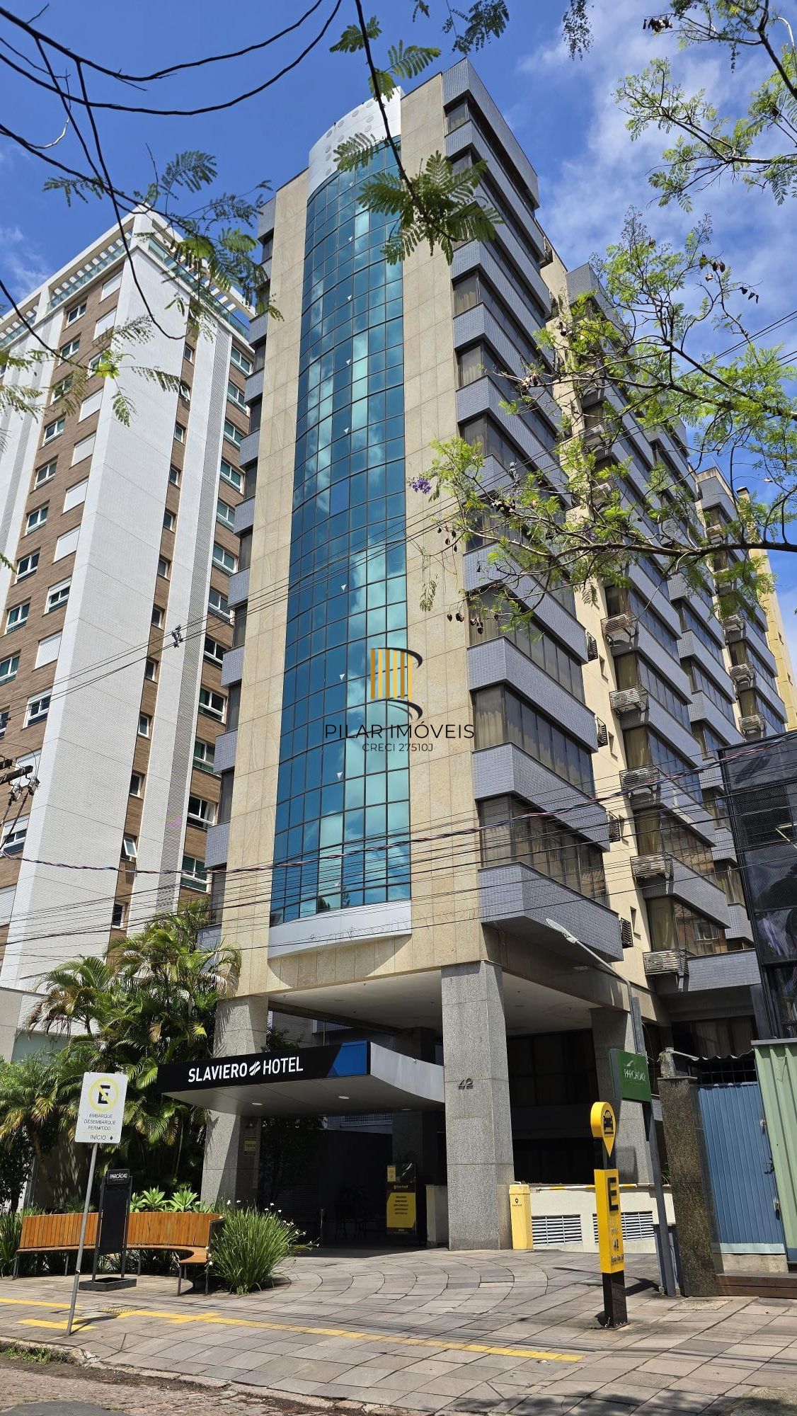 Flat na Comendador Caminha, em frente ao Parcão.