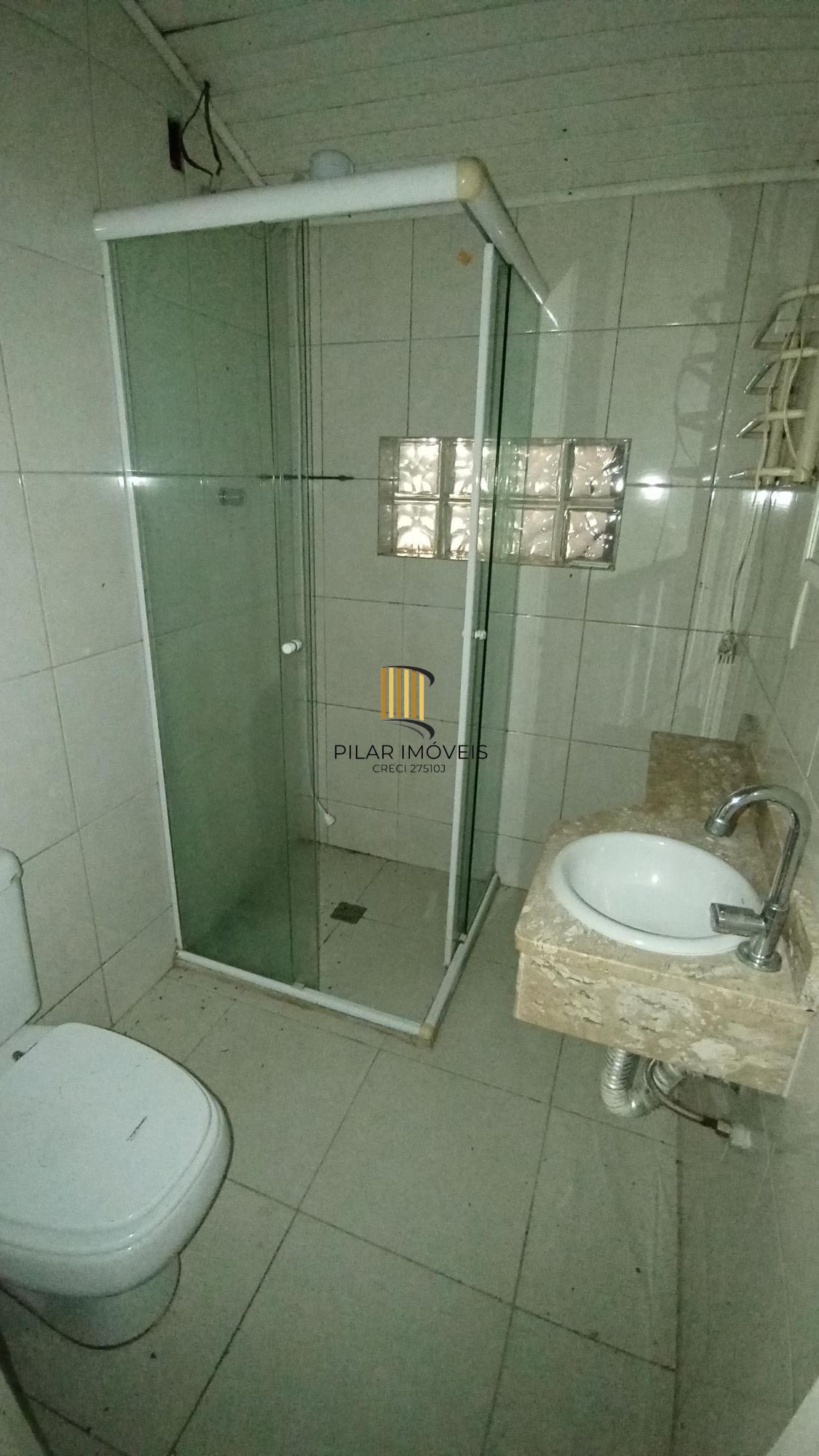 Sossego e natureza em Porto Alegre: 3 quartos, piscina e quase 2000m² de área