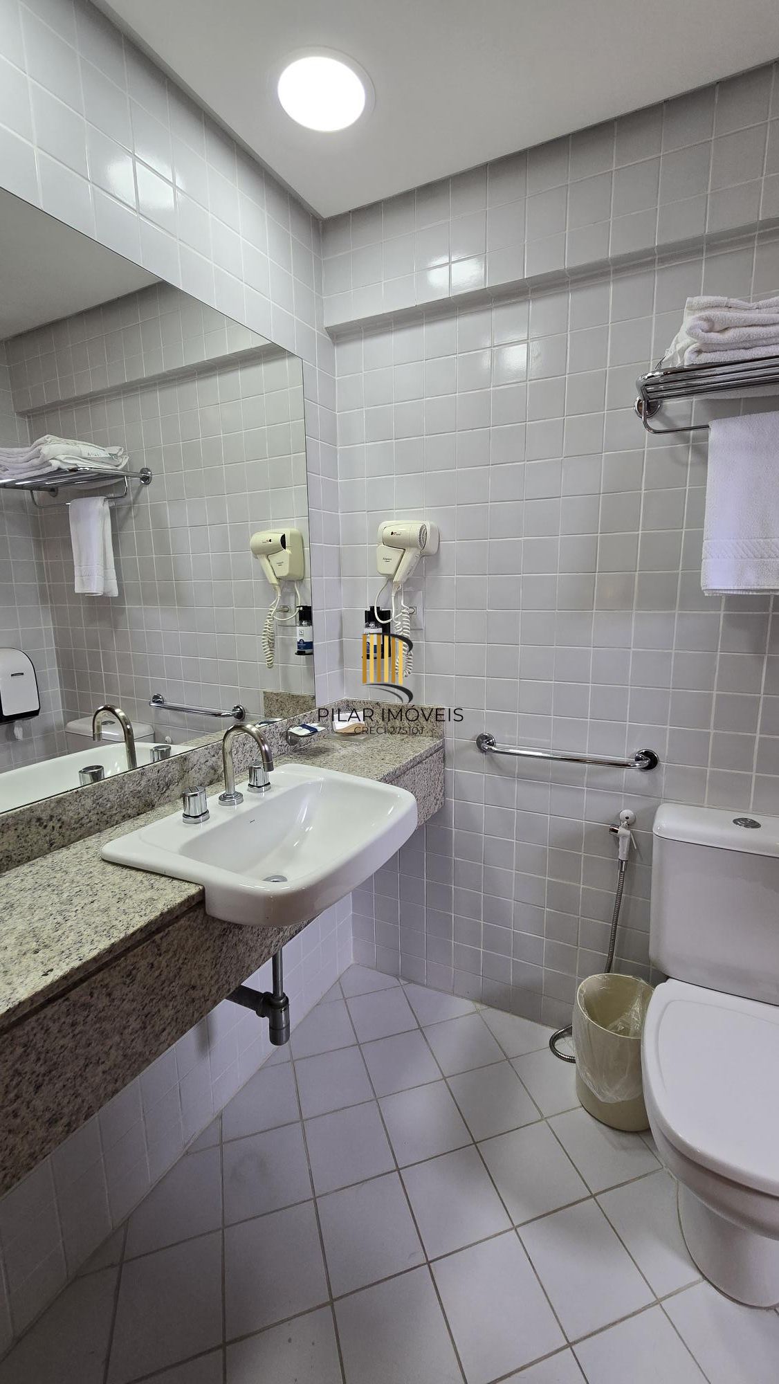 Flat na Comendador Caminha, em frente ao Parcão.