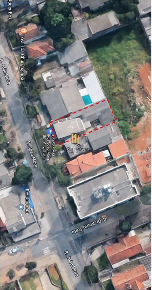Casa térrea de 2 dormitórios, living, cozinha, churrasqueira, área de serviço, banheiro social, vaga para 2 automóveis.