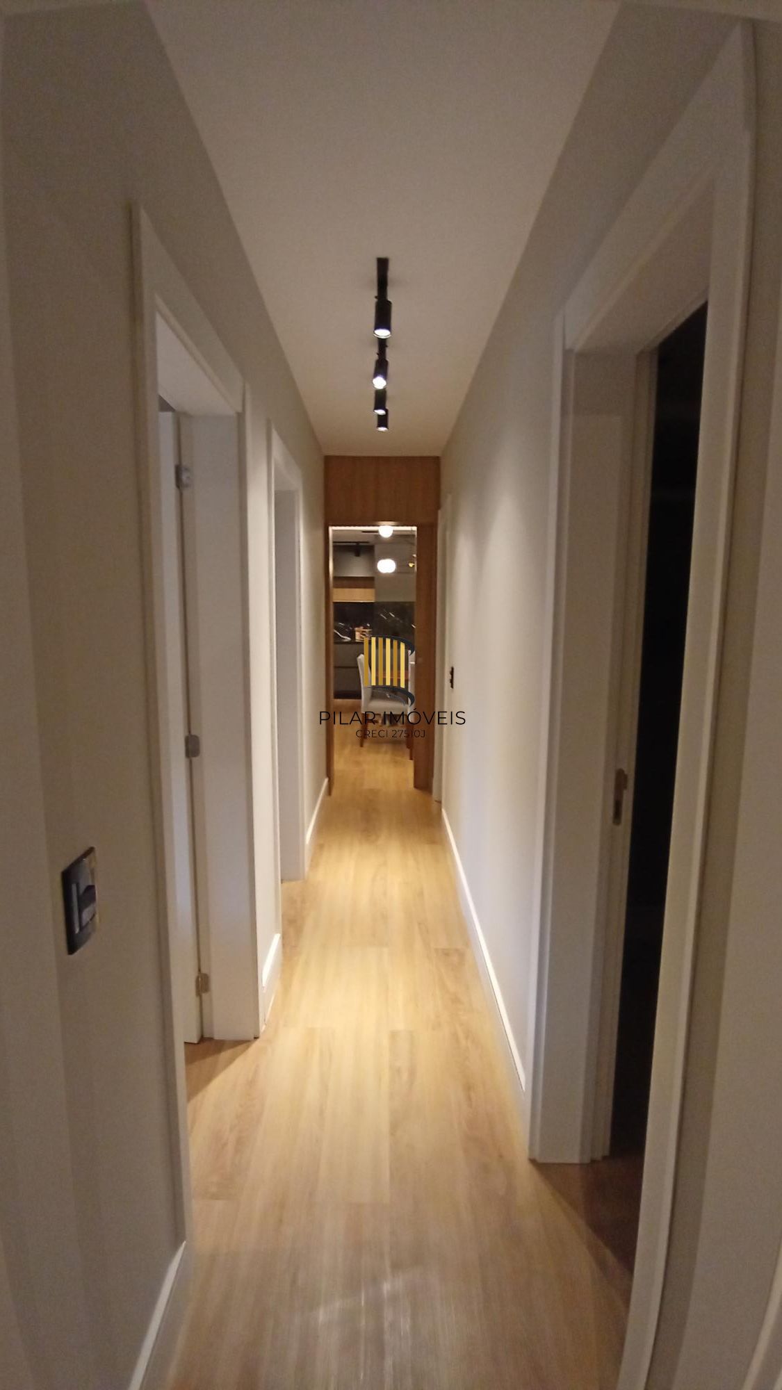 Apartamento com 3 dormitórios e 2 vagas, no bairro Ipanema