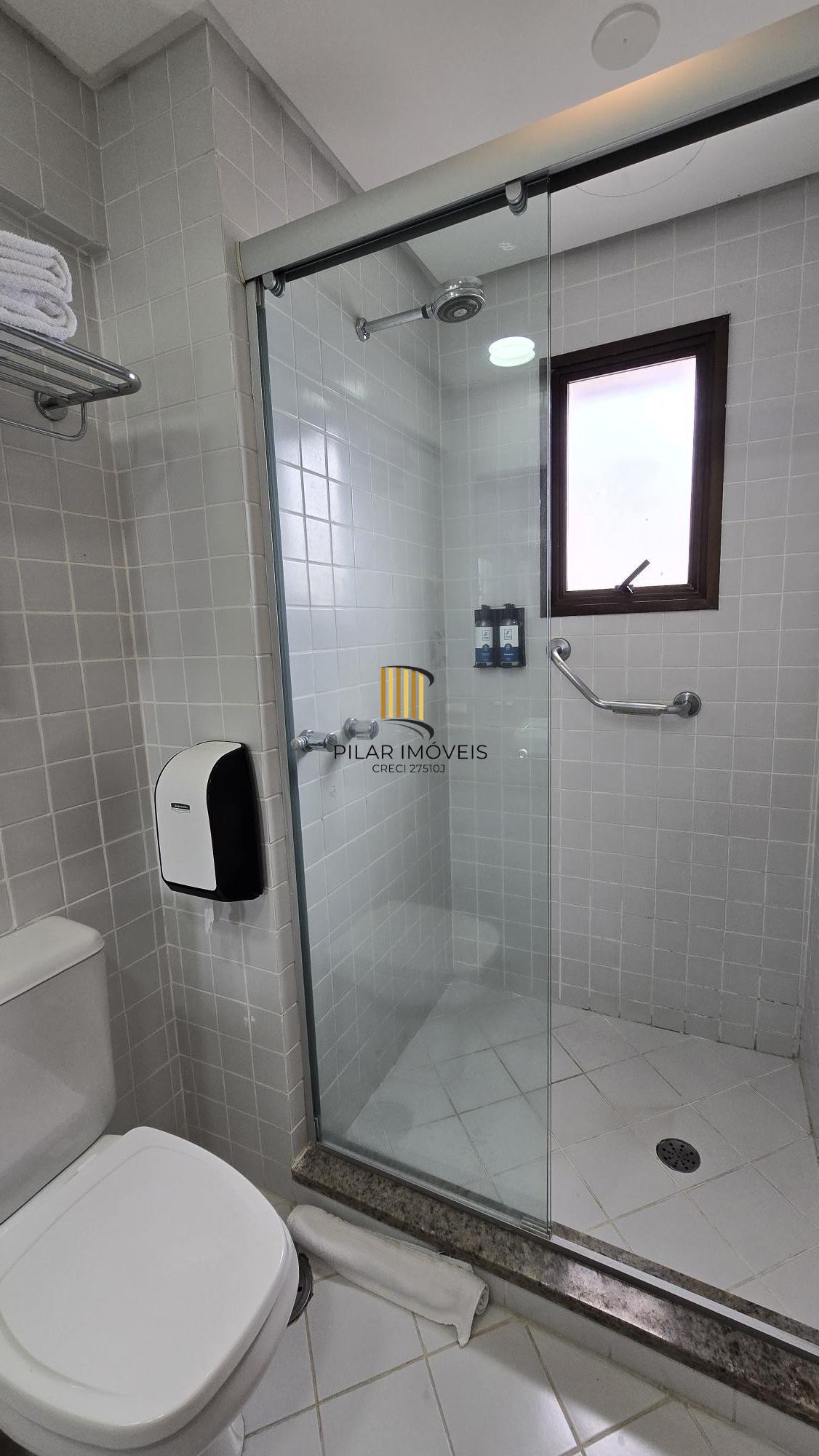 Flat na Comendador Caminha, em frente ao Parcão.