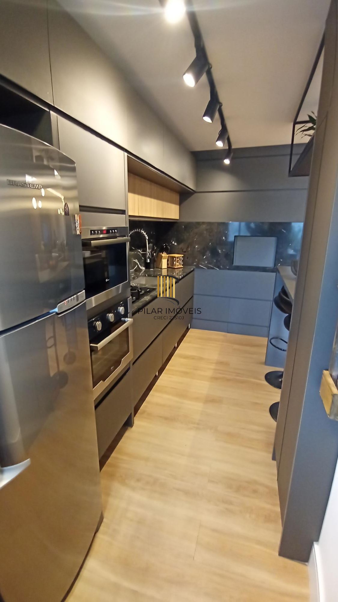 Apartamento com 3 dormitórios e 2 vagas, no bairro Ipanema