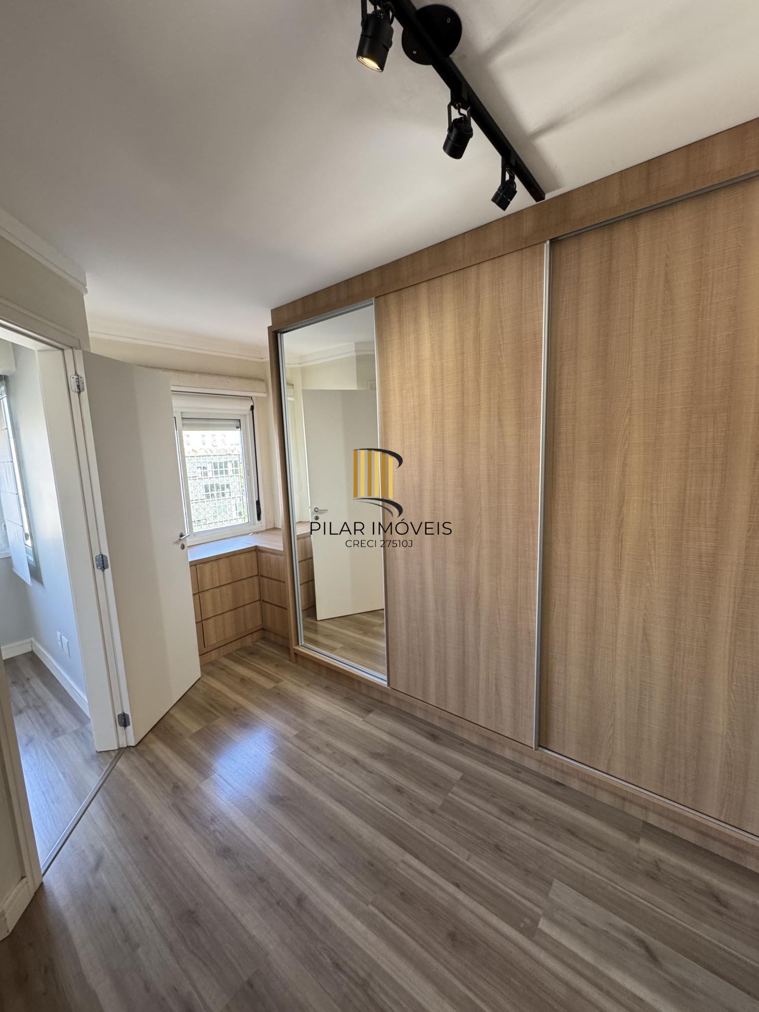 Apartamento de 1 quarto com suíte, semi-mobiliado e 1 vaga de garagem na Cidade Baixa.