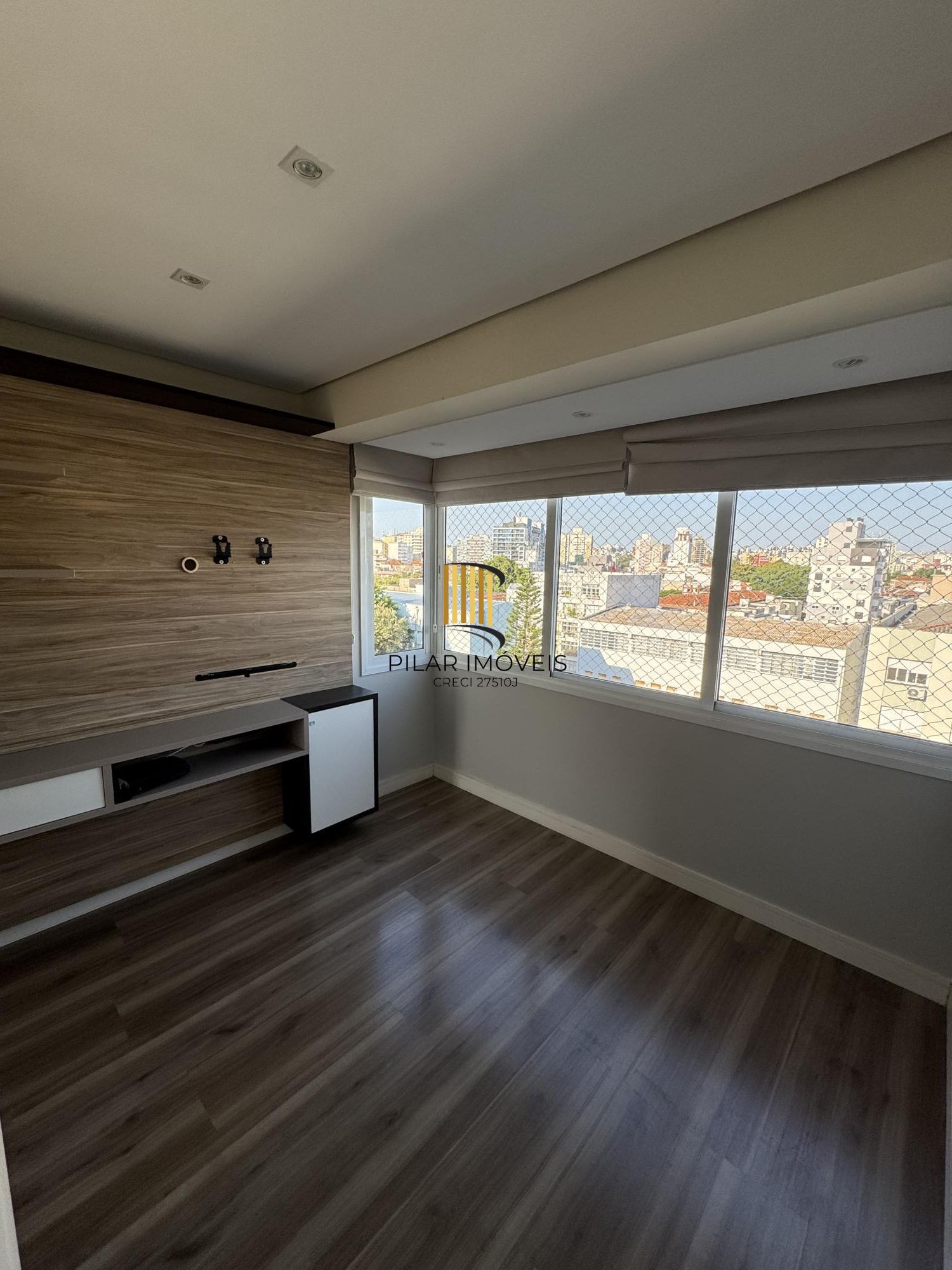 Apartamento de 1 quarto com suíte, semi-mobiliado e 1 vaga de garagem na Cidade Baixa.