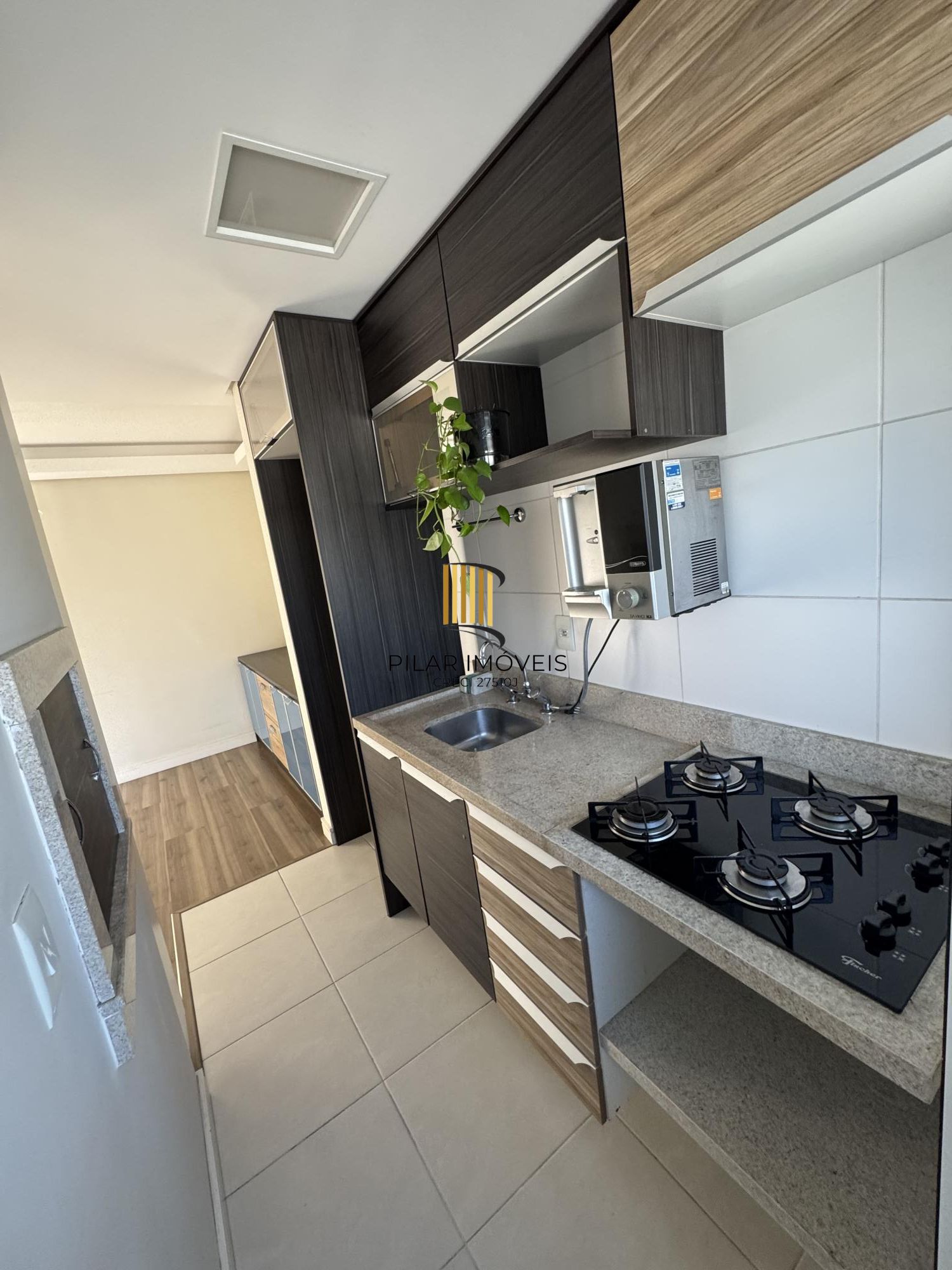 Apartamento de 1 quarto com suíte, semi-mobiliado e 1 vaga de garagem na Cidade Baixa.