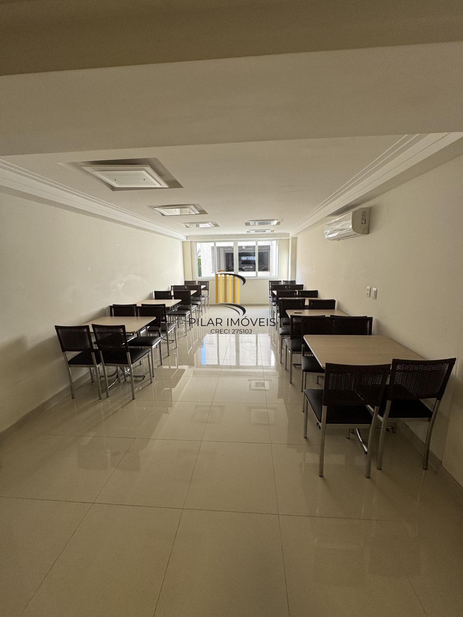 Apartamento de 1 quarto com suíte, semi-mobiliado e 1 vaga de garagem na Cidade Baixa.