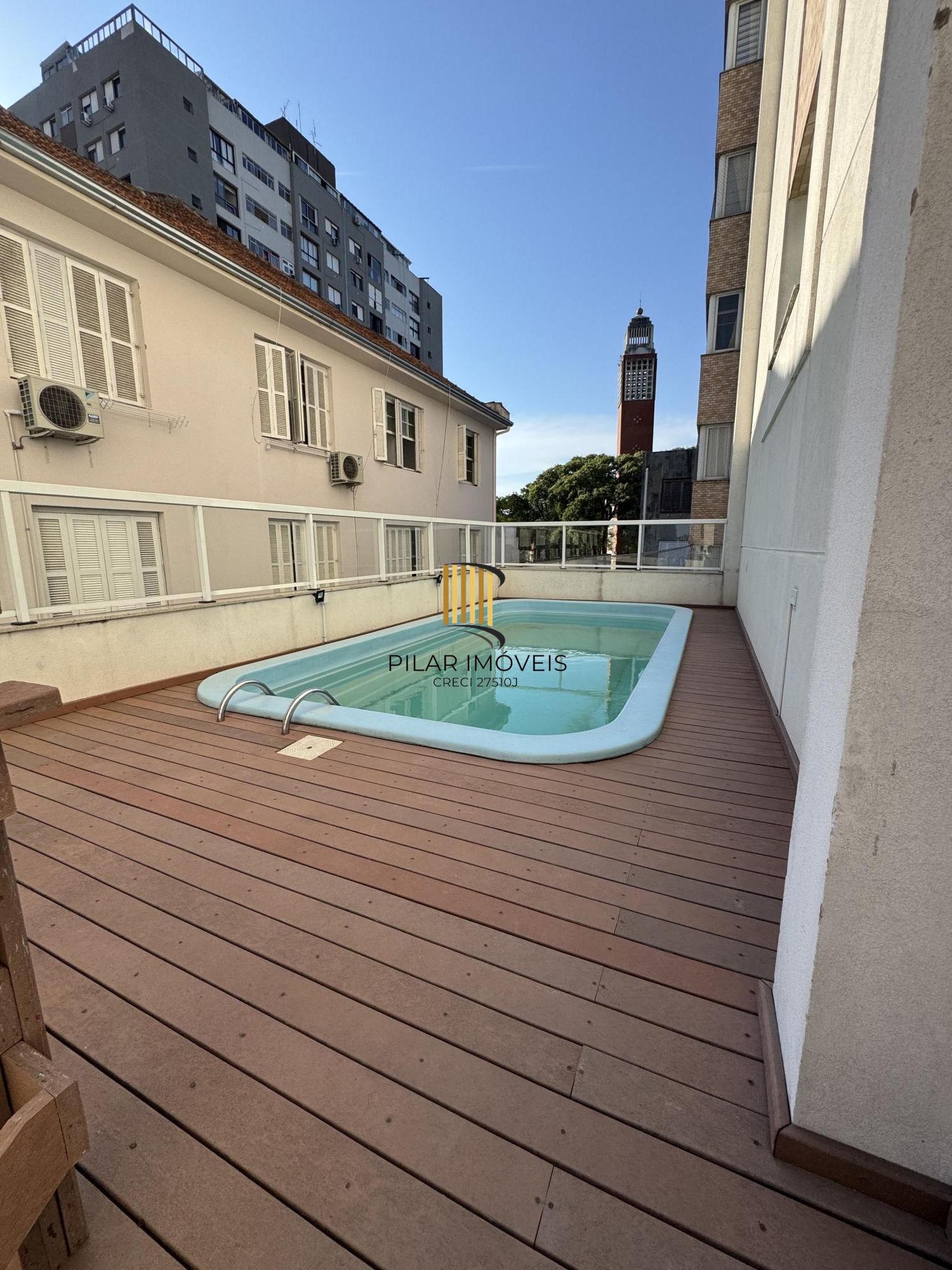 Apartamento de 1 quarto com suíte, semi-mobiliado e 1 vaga de garagem na Cidade Baixa.