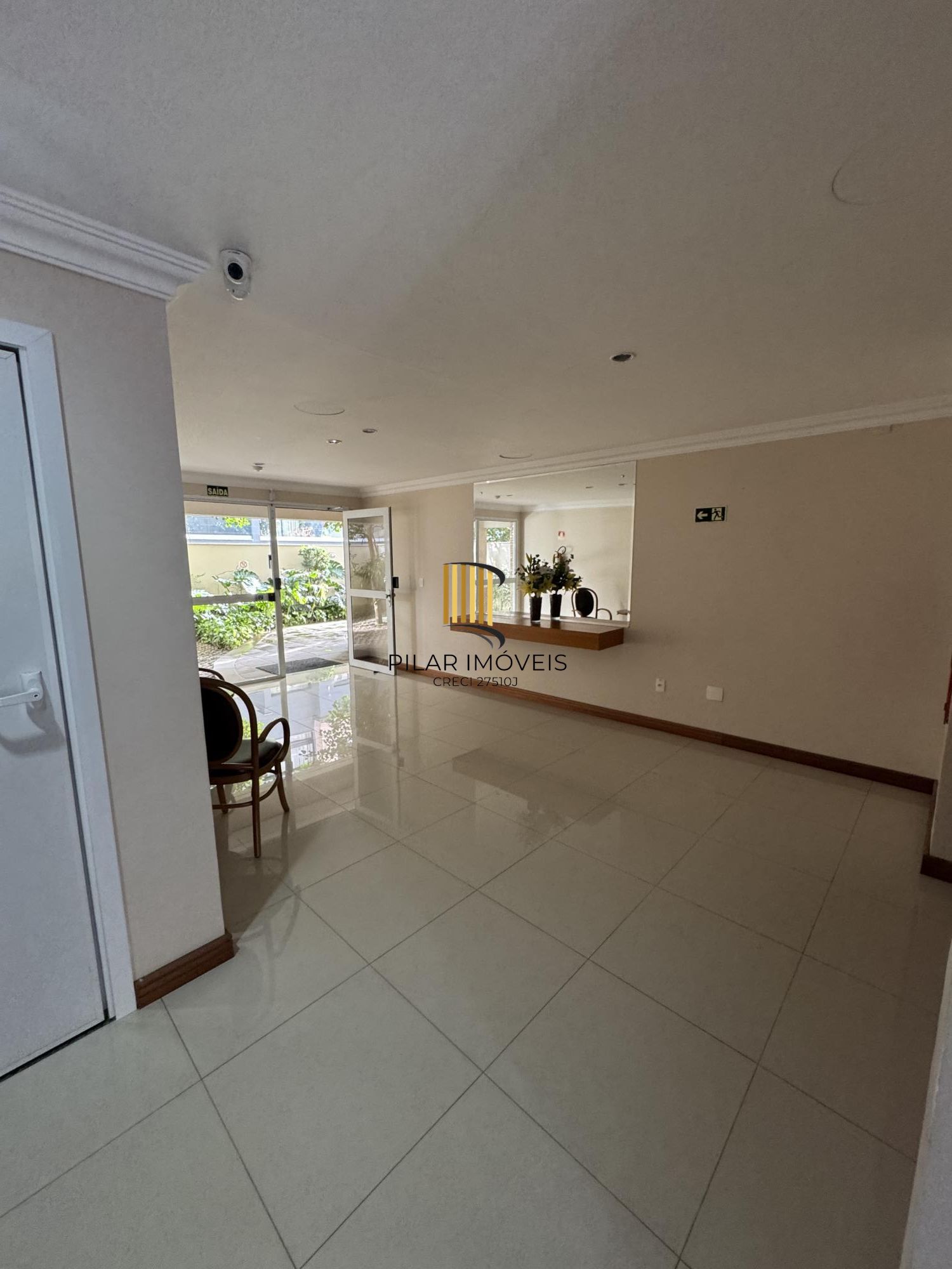 Apartamento em andar alto, posição solar norte/nascente, com excelente iluminação e ventilação natural.