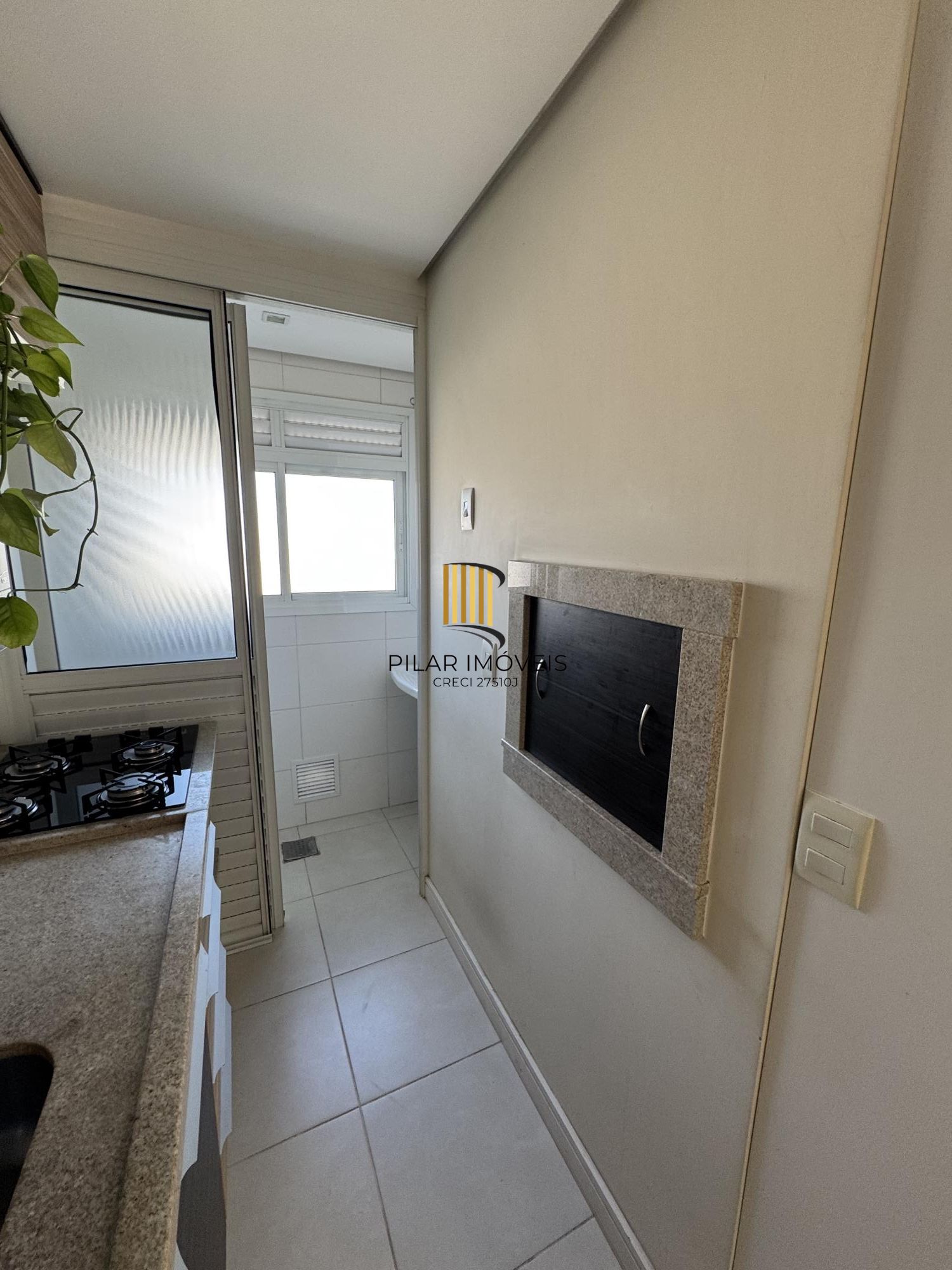 Apartamento de 1 quarto com suíte, semi-mobiliado e 1 vaga de garagem na Cidade Baixa.