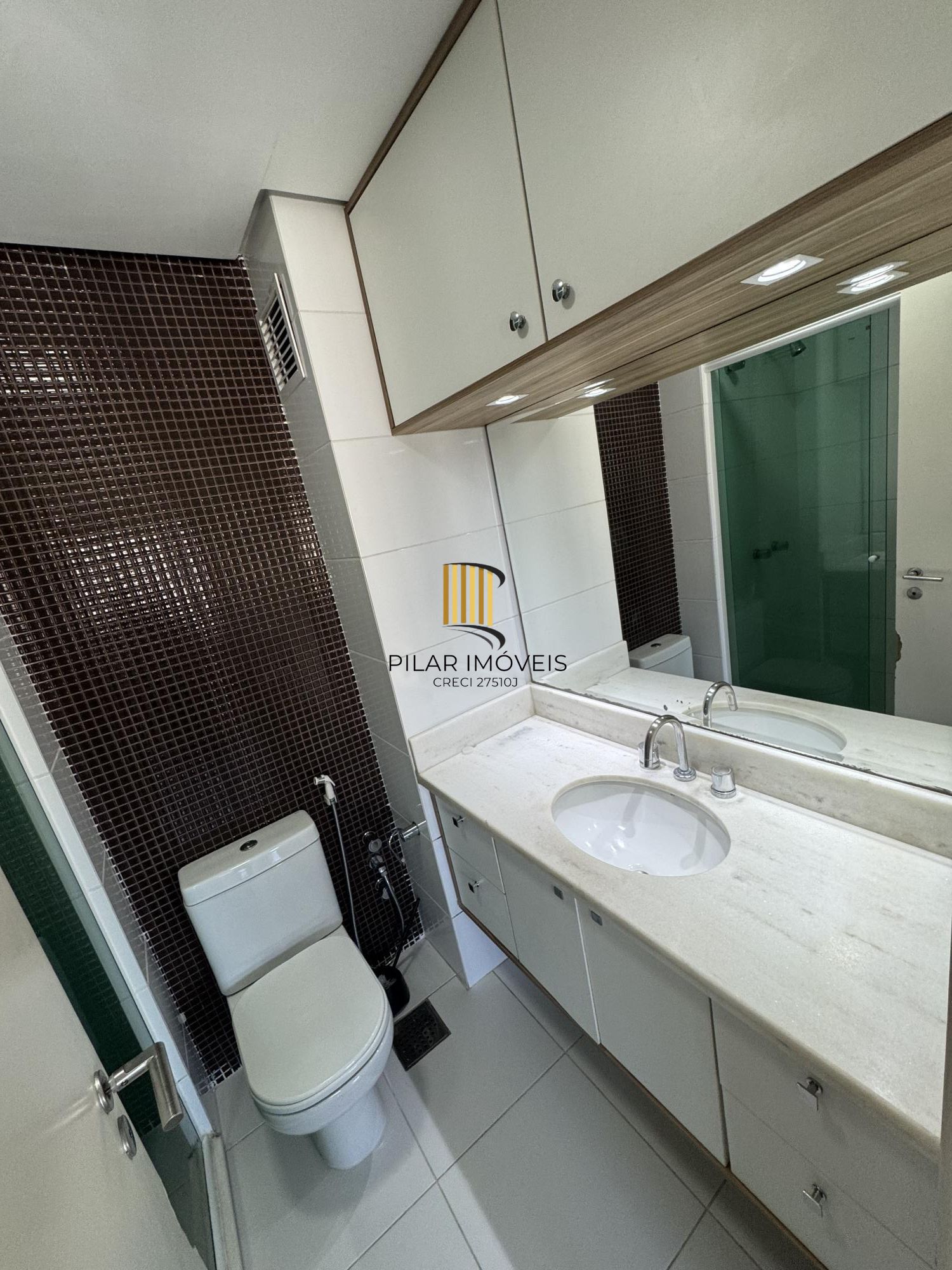 Apartamento de 1 quarto com suíte, semi-mobiliado e 1 vaga de garagem na Cidade Baixa.