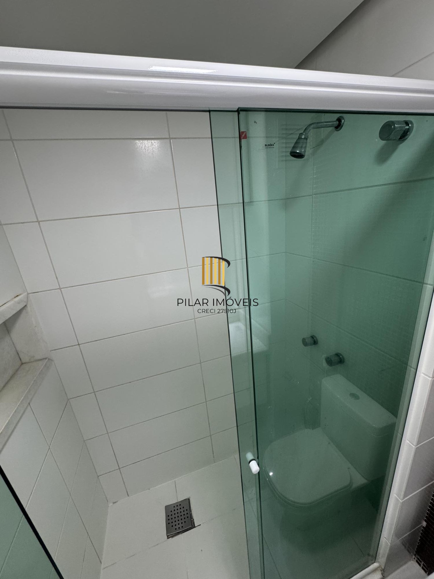 Apartamento de 1 quarto com suíte, semi-mobiliado e 1 vaga de garagem na Cidade Baixa.