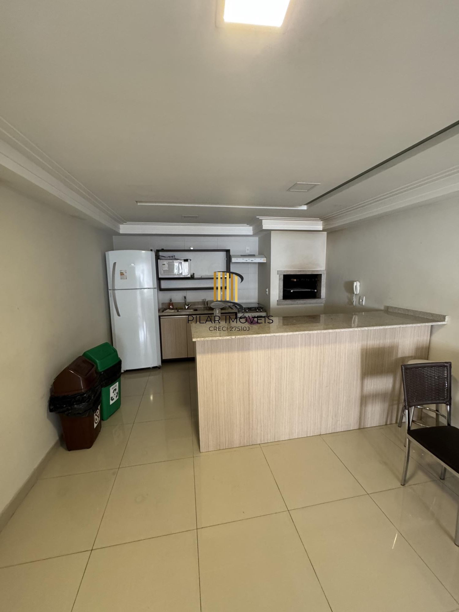 Apartamento de 1 quarto com suíte, semi-mobiliado e 1 vaga de garagem na Cidade Baixa.