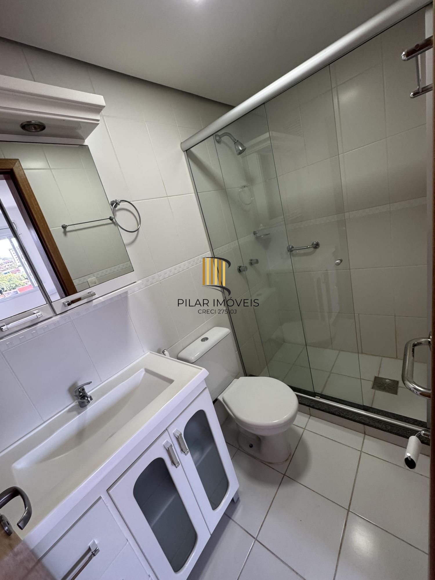 Apartamento em andar alto, posição solar norte/nascente, com excelente iluminação e ventilação natural.