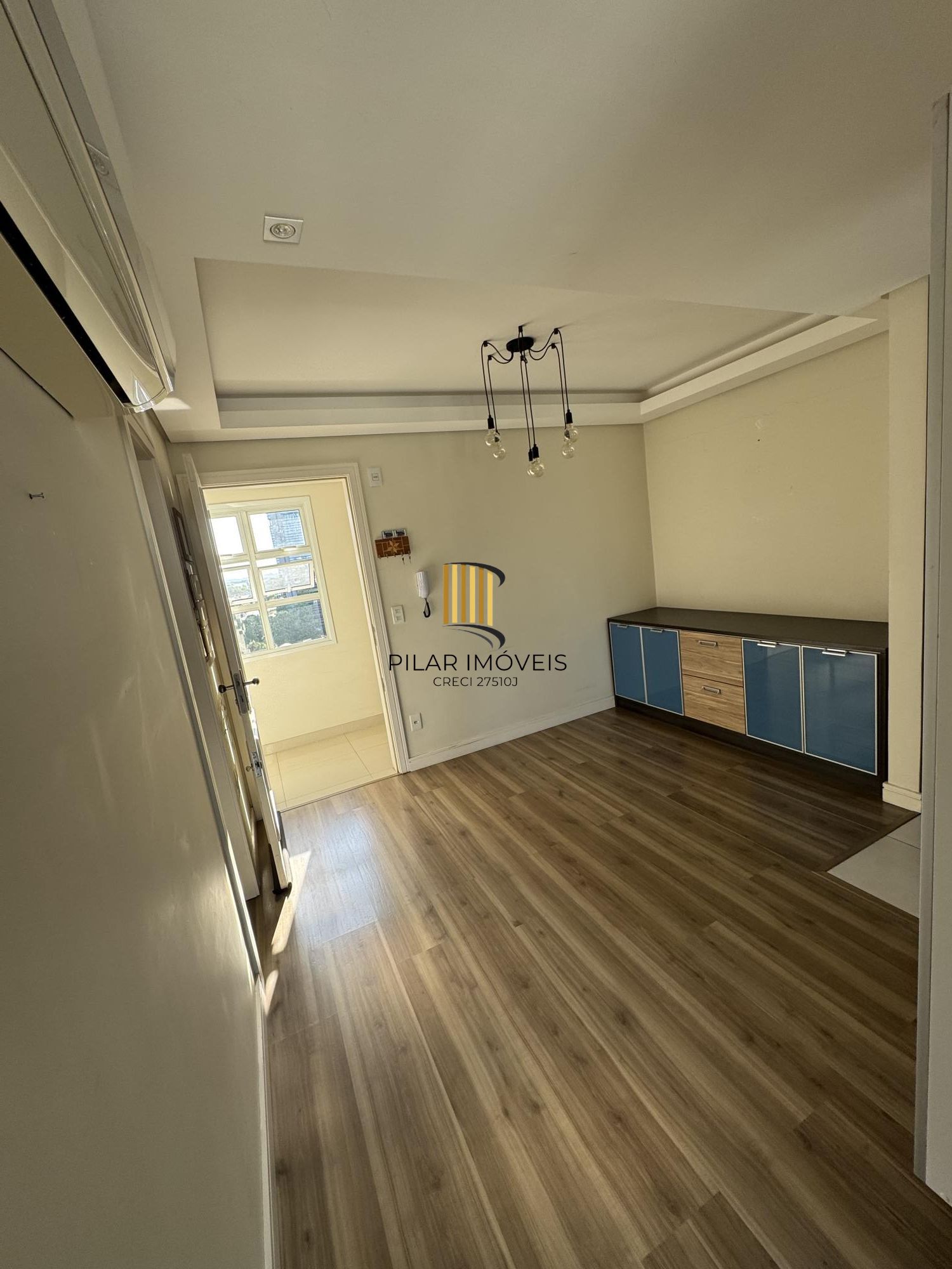 Apartamento de 1 quarto com suíte, semi-mobiliado e 1 vaga de garagem na Cidade Baixa.