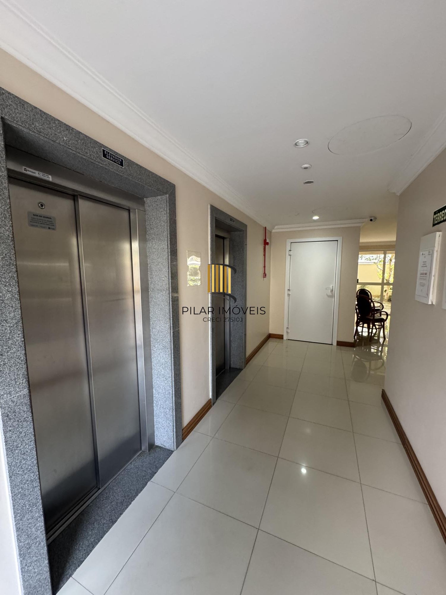 Apartamento em andar alto, posição solar norte/nascente, com excelente iluminação e ventilação natural.