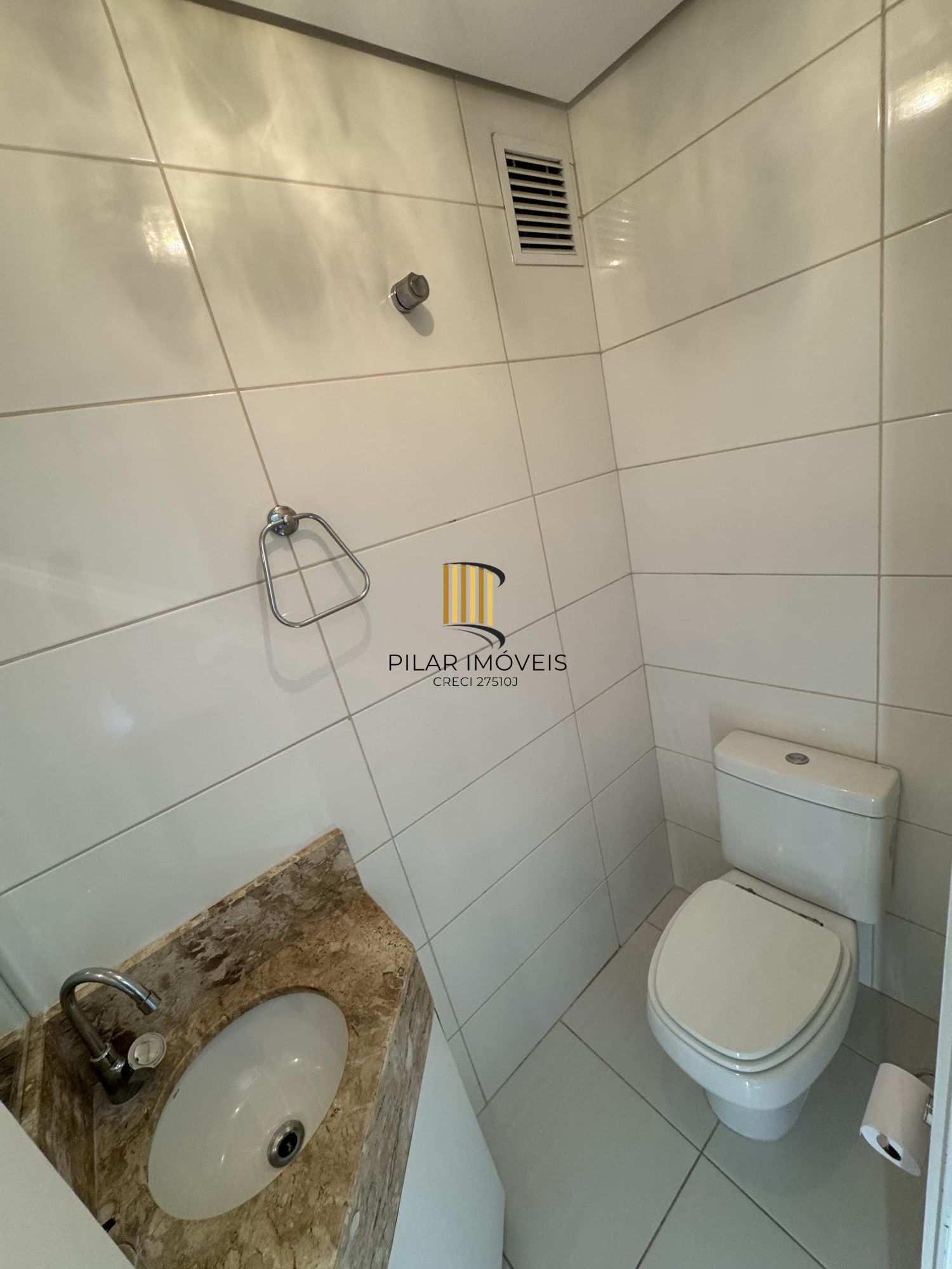 Apartamento de 1 quarto com suíte, semi-mobiliado e 1 vaga de garagem na Cidade Baixa.